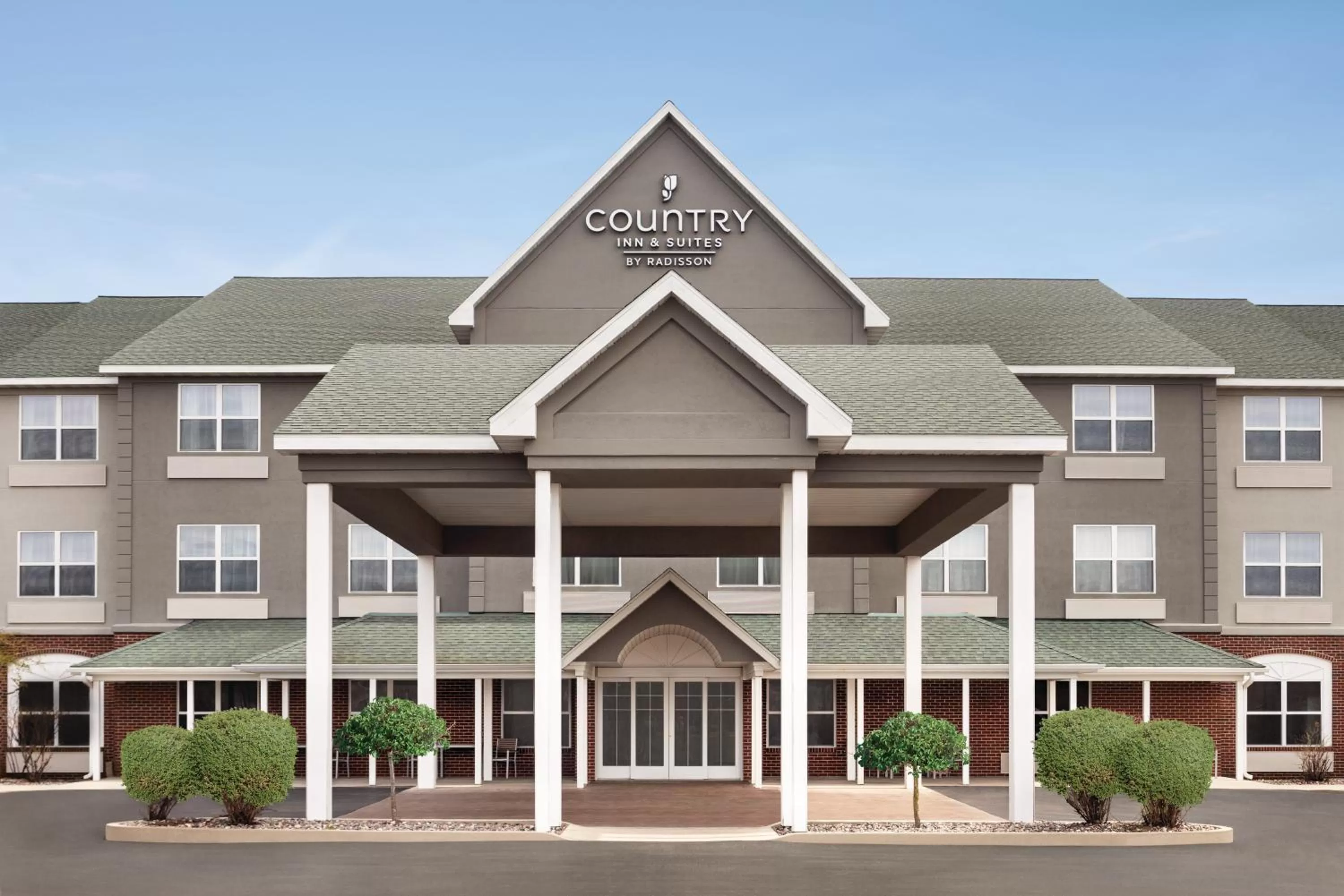 Property building in Country Inn & Suites by Radisson, Marinette, WI