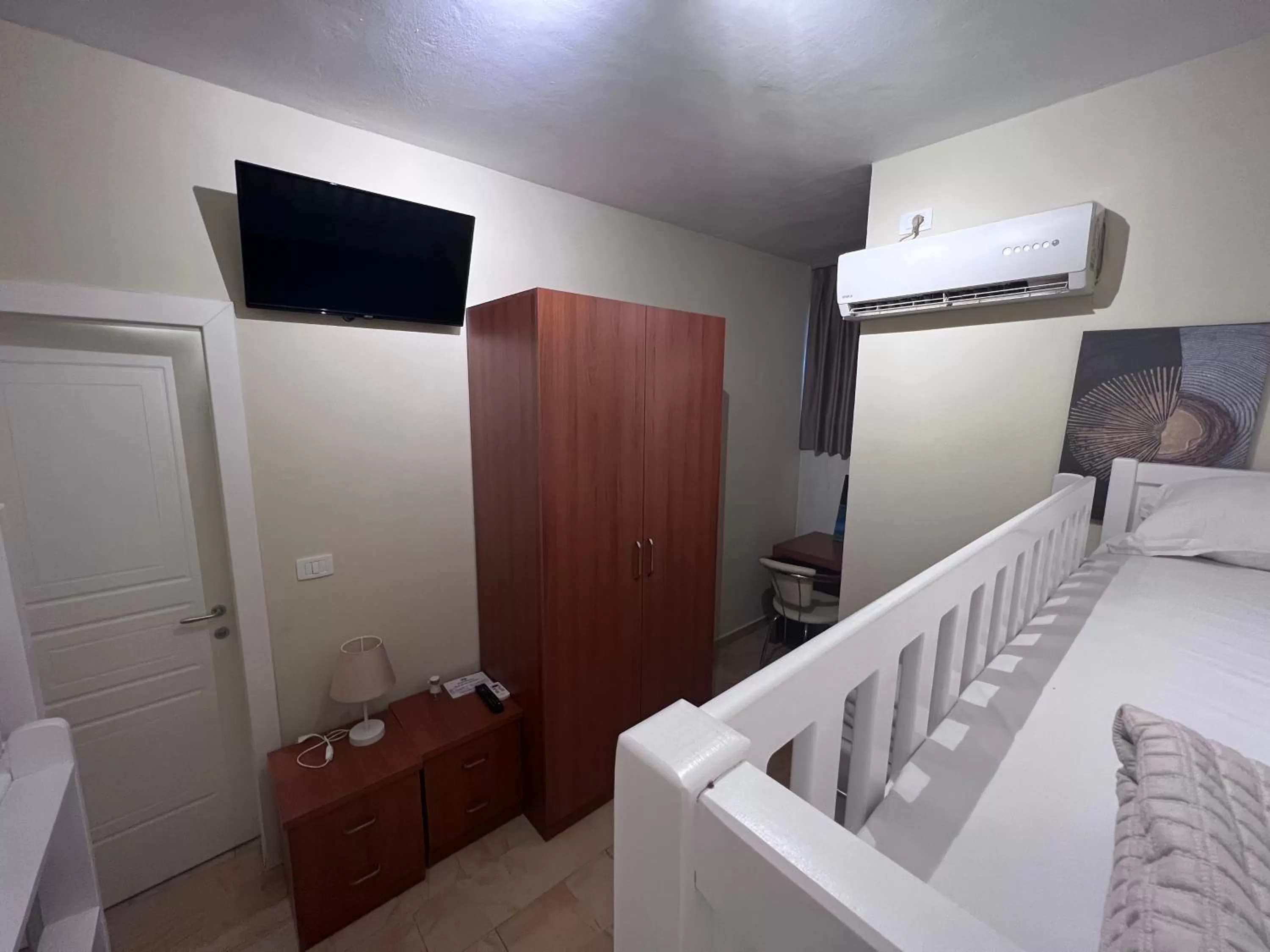 Communal lounge/ TV room, TV/Entertainment Center in Bobi Hotel