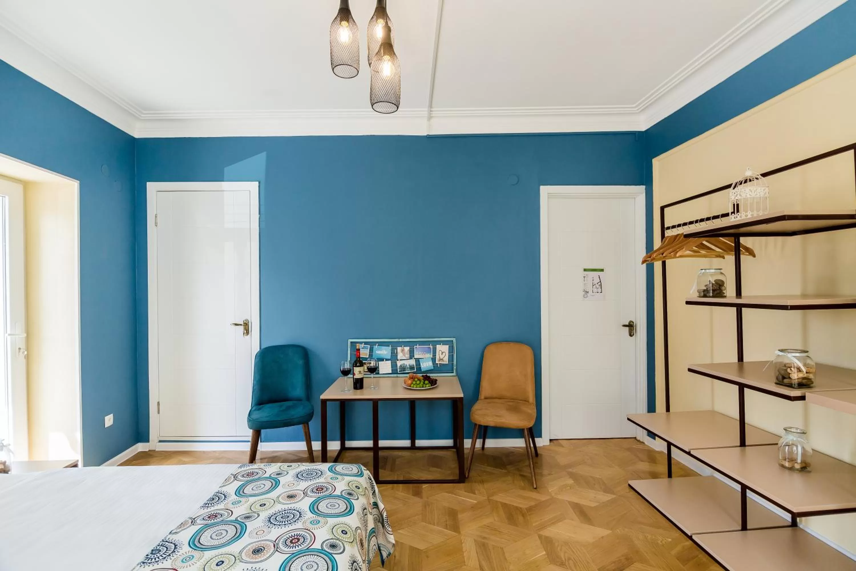 Seating area, Bed in Gvino Minda