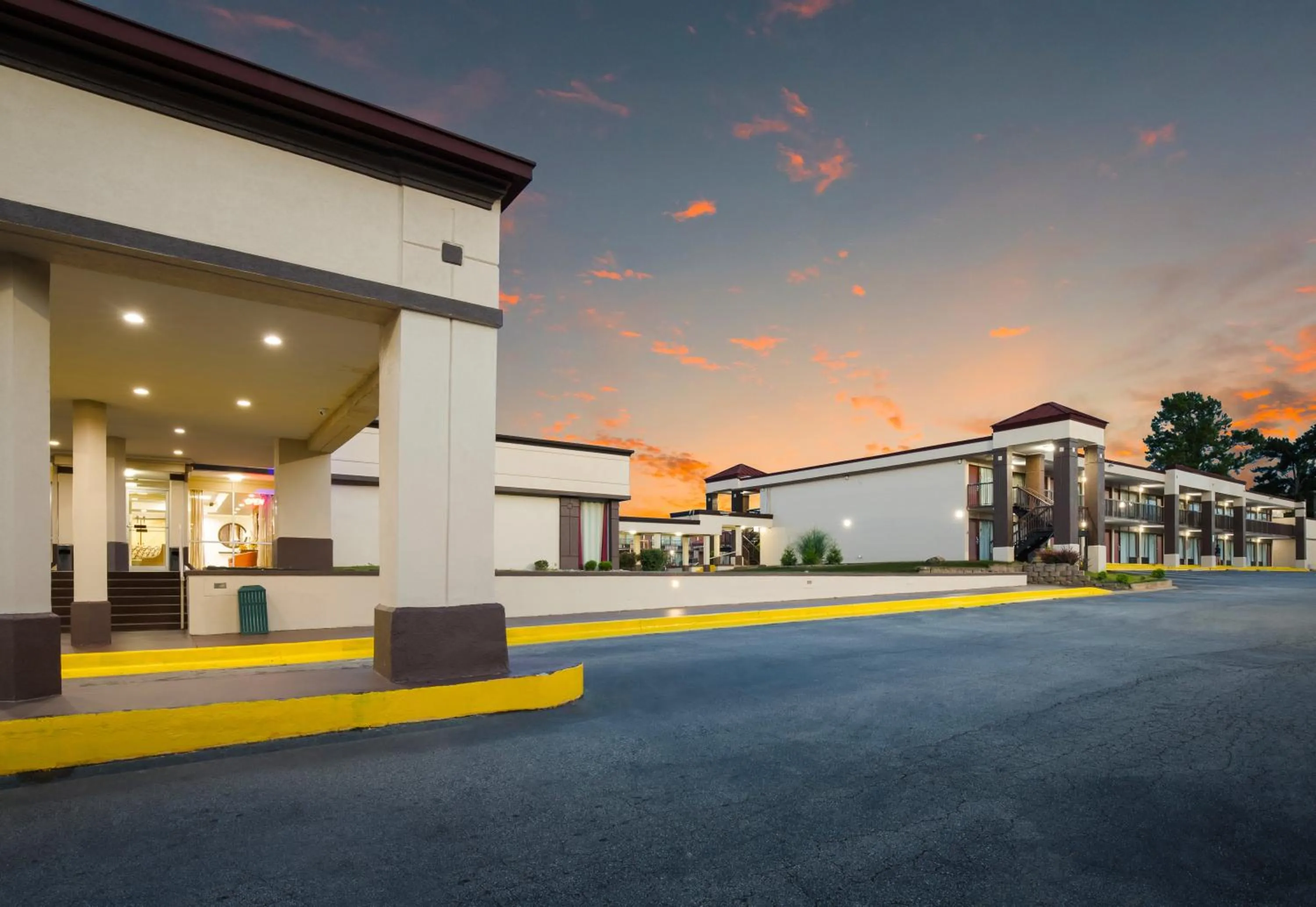 Property building in Horizon Inn & Suites