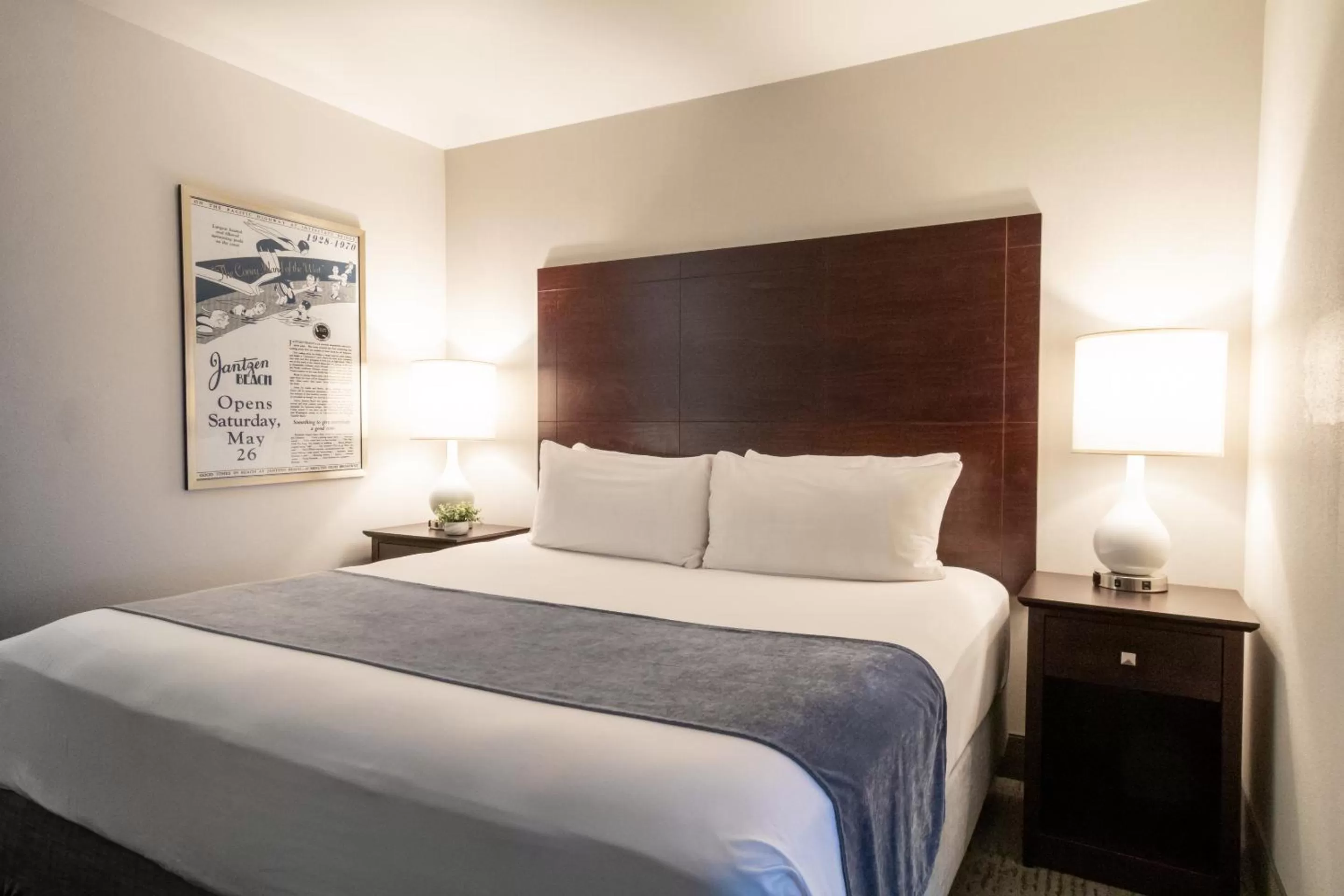 Bed in Oxford Suites Portland - Jantzen Beach