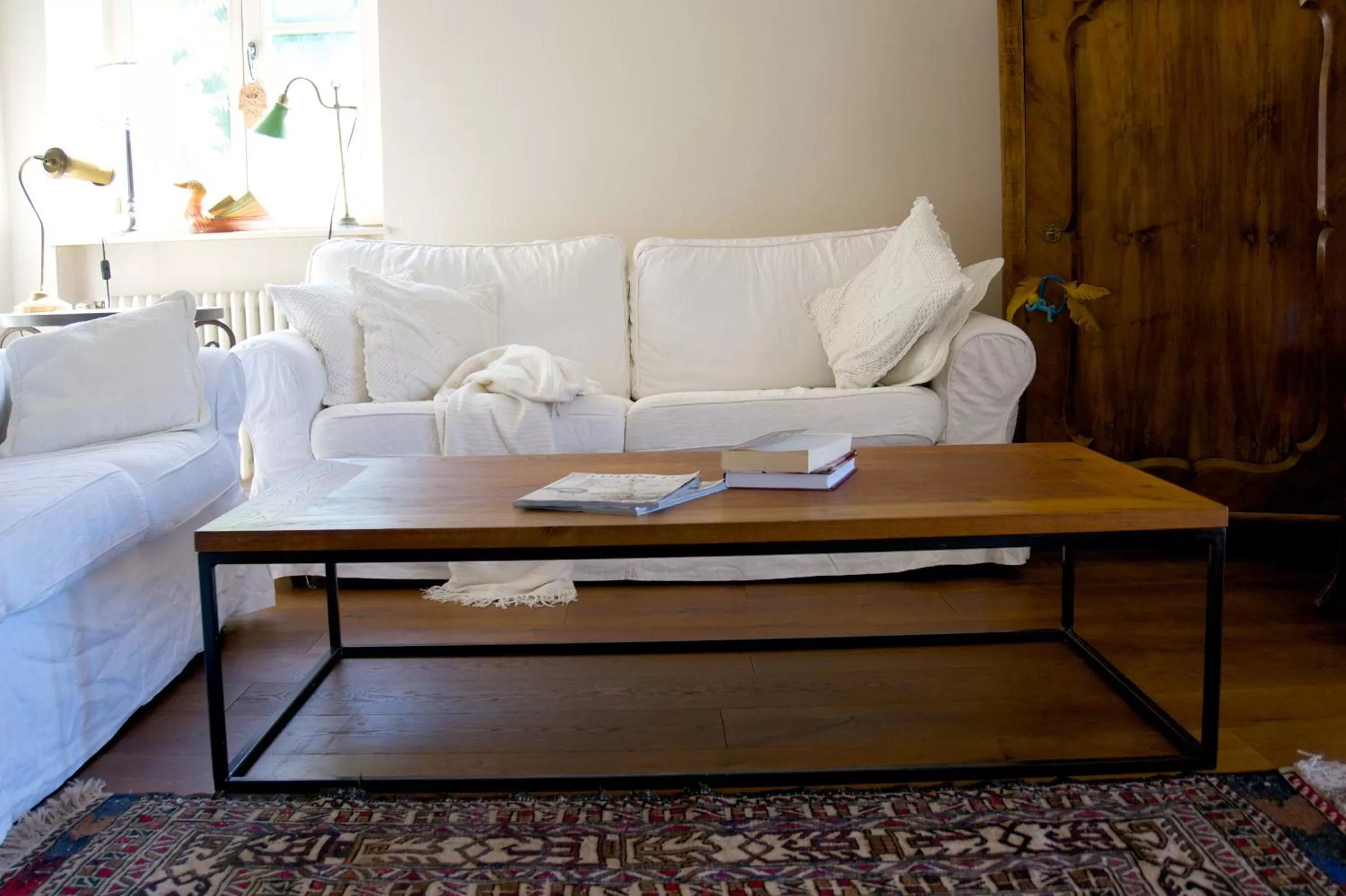 Communal lounge/ TV room, Seating Area in Embassy Row BnB