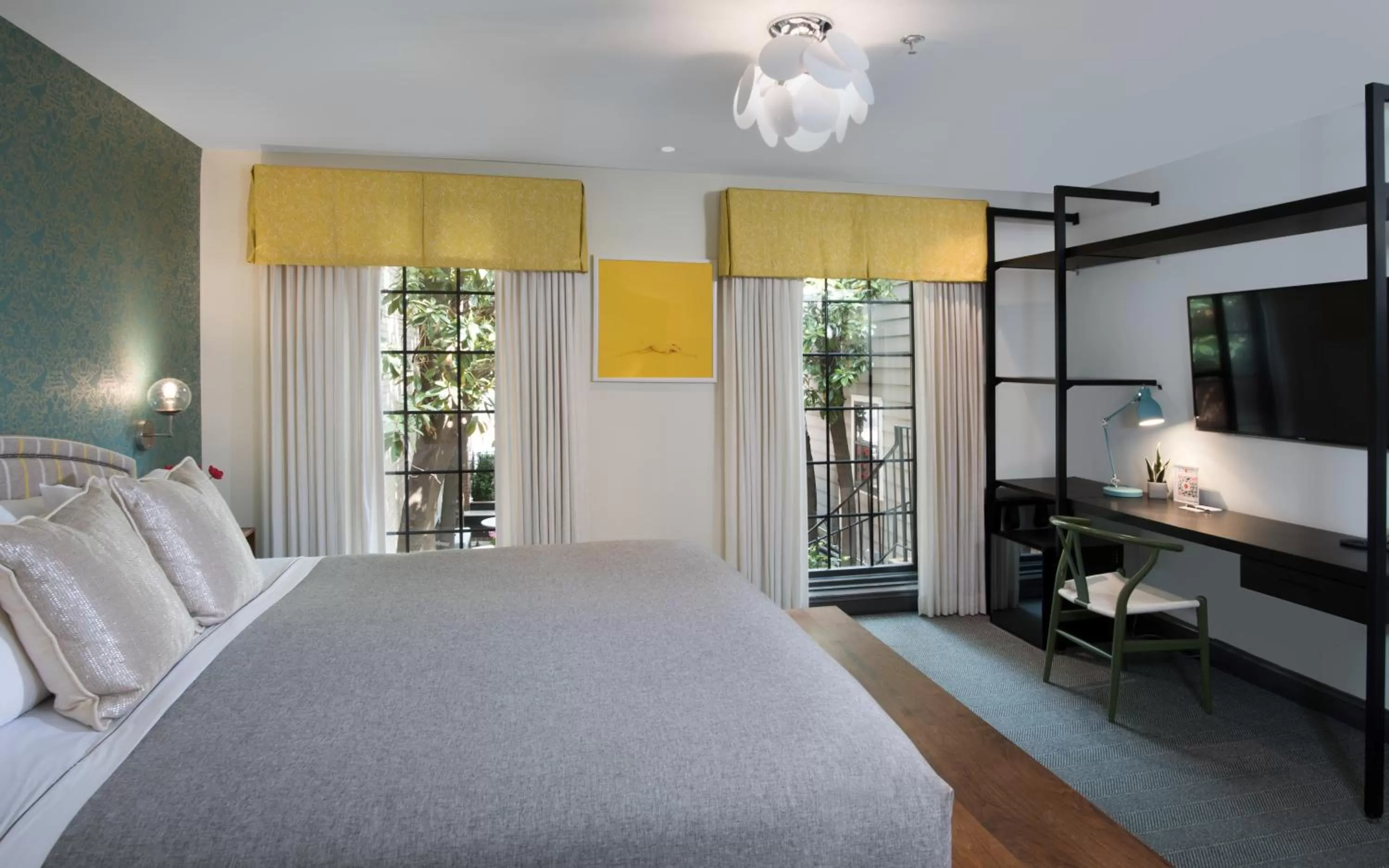 TV and multimedia, Bed in The Poppy Georgetown Guesthouse and Gardens