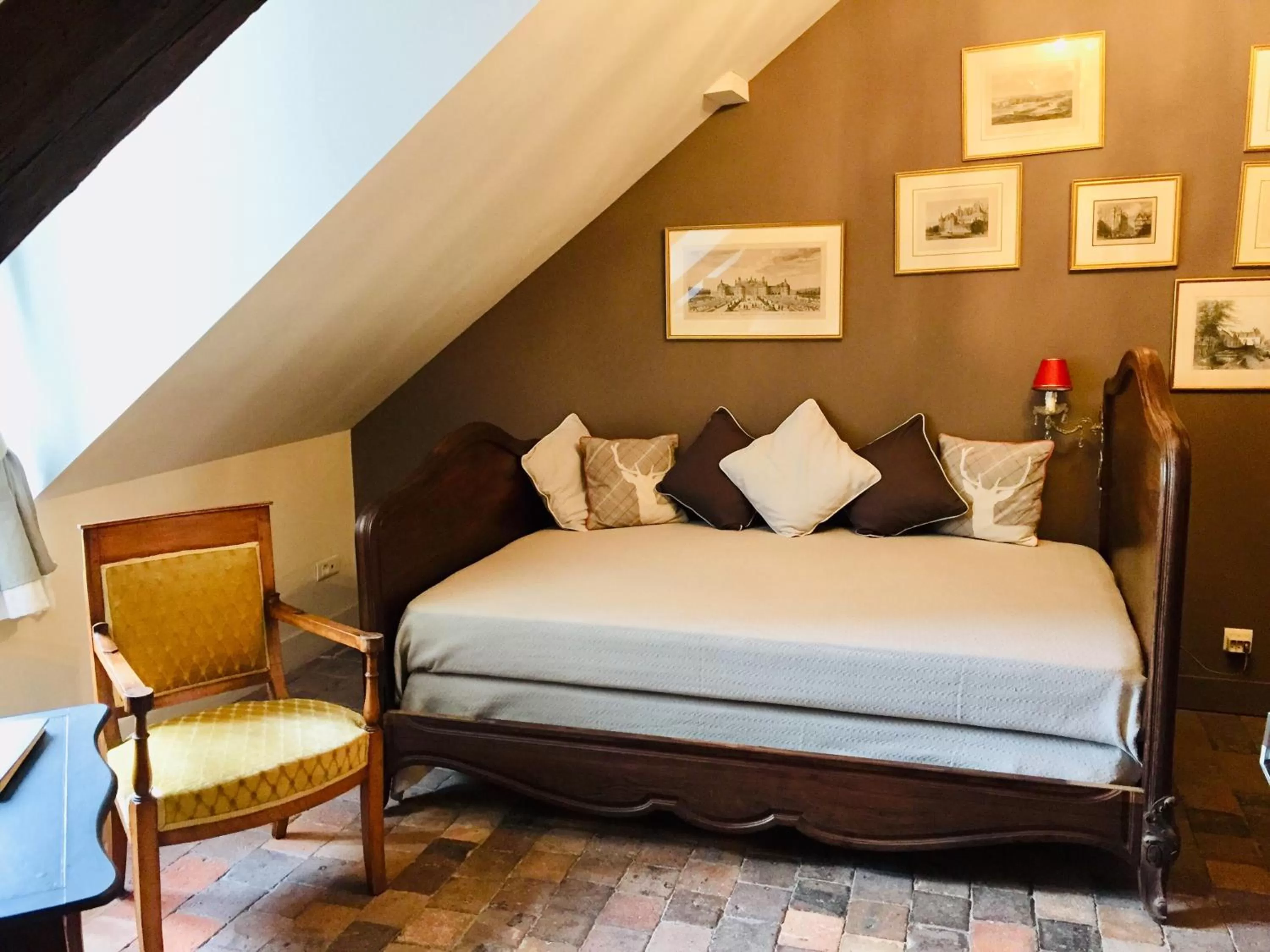 Bed in Au 16 Place Saint Louis