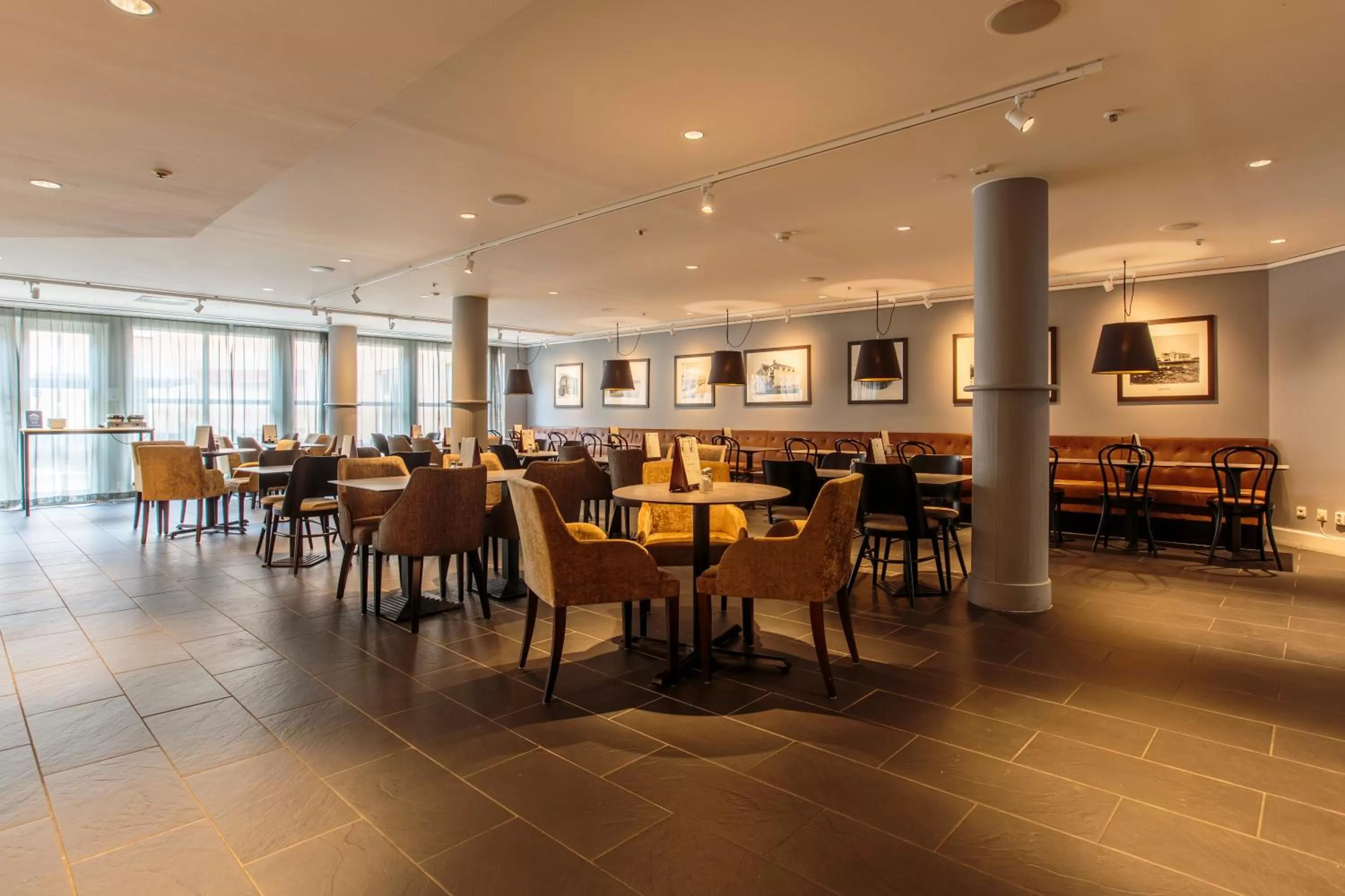 Restaurant/places to eat in Home Hotel Uman