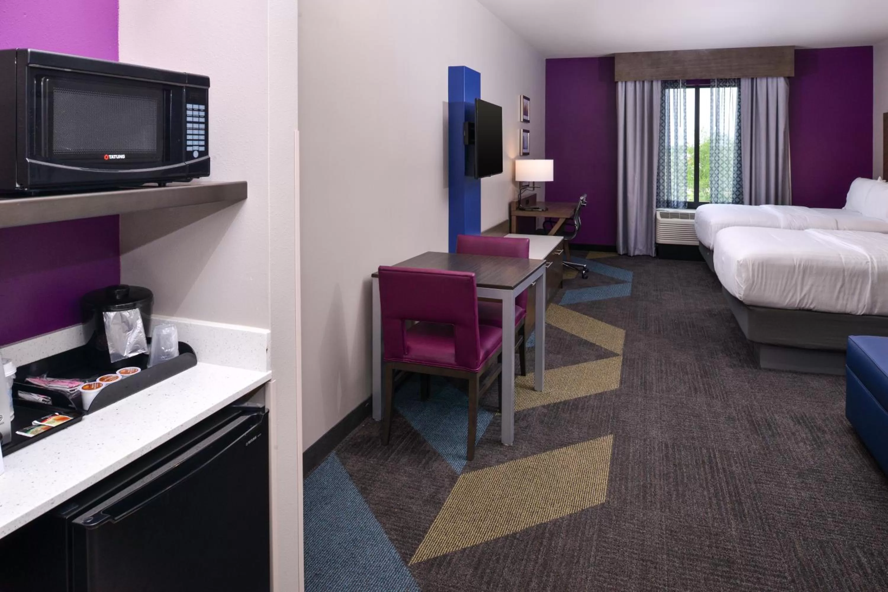 Photo of the whole room, Bed in Holiday Inn Express and Suites Bryant - Benton Area by IHG