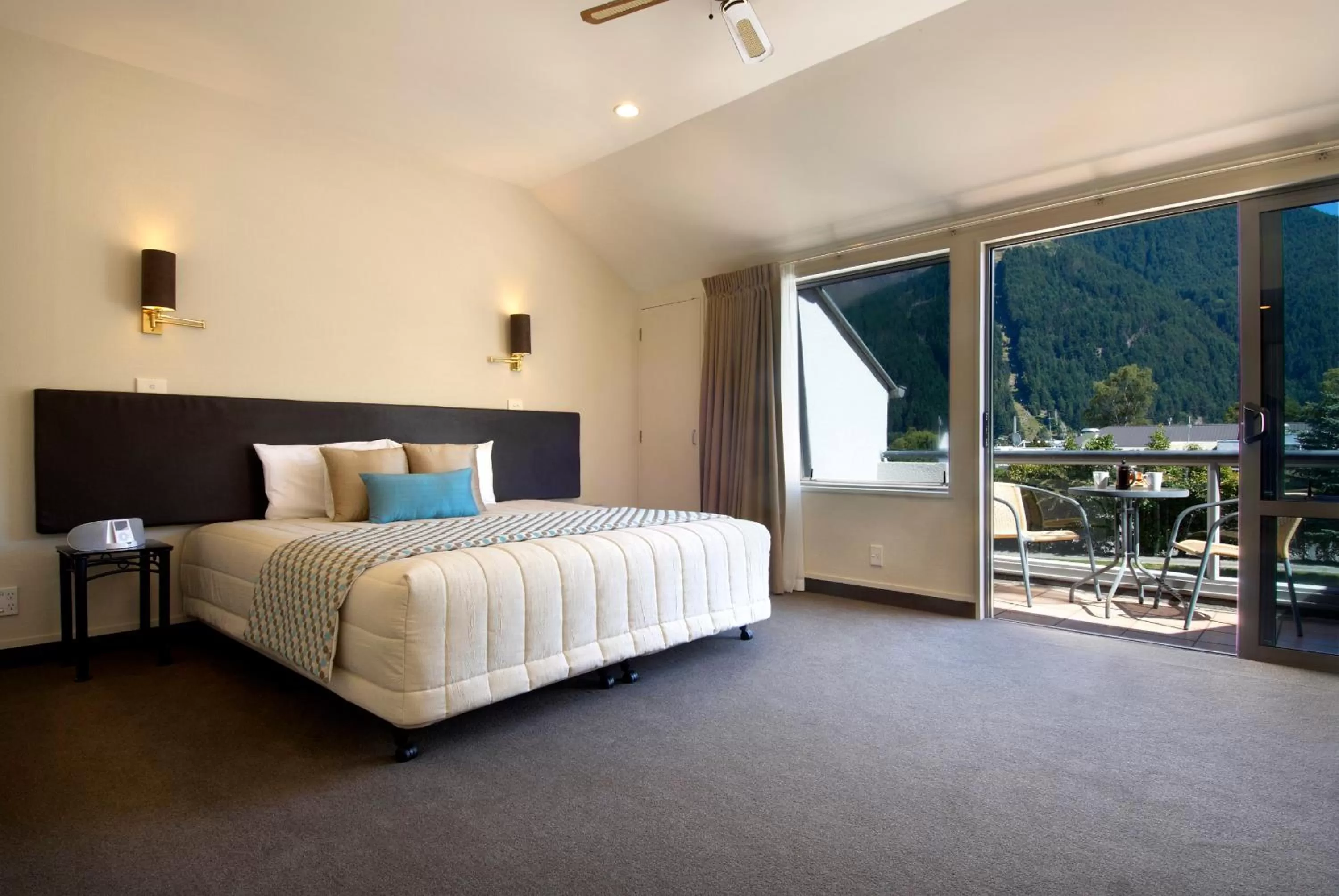 Balcony/Terrace, Bed in Hurley's of Queenstown