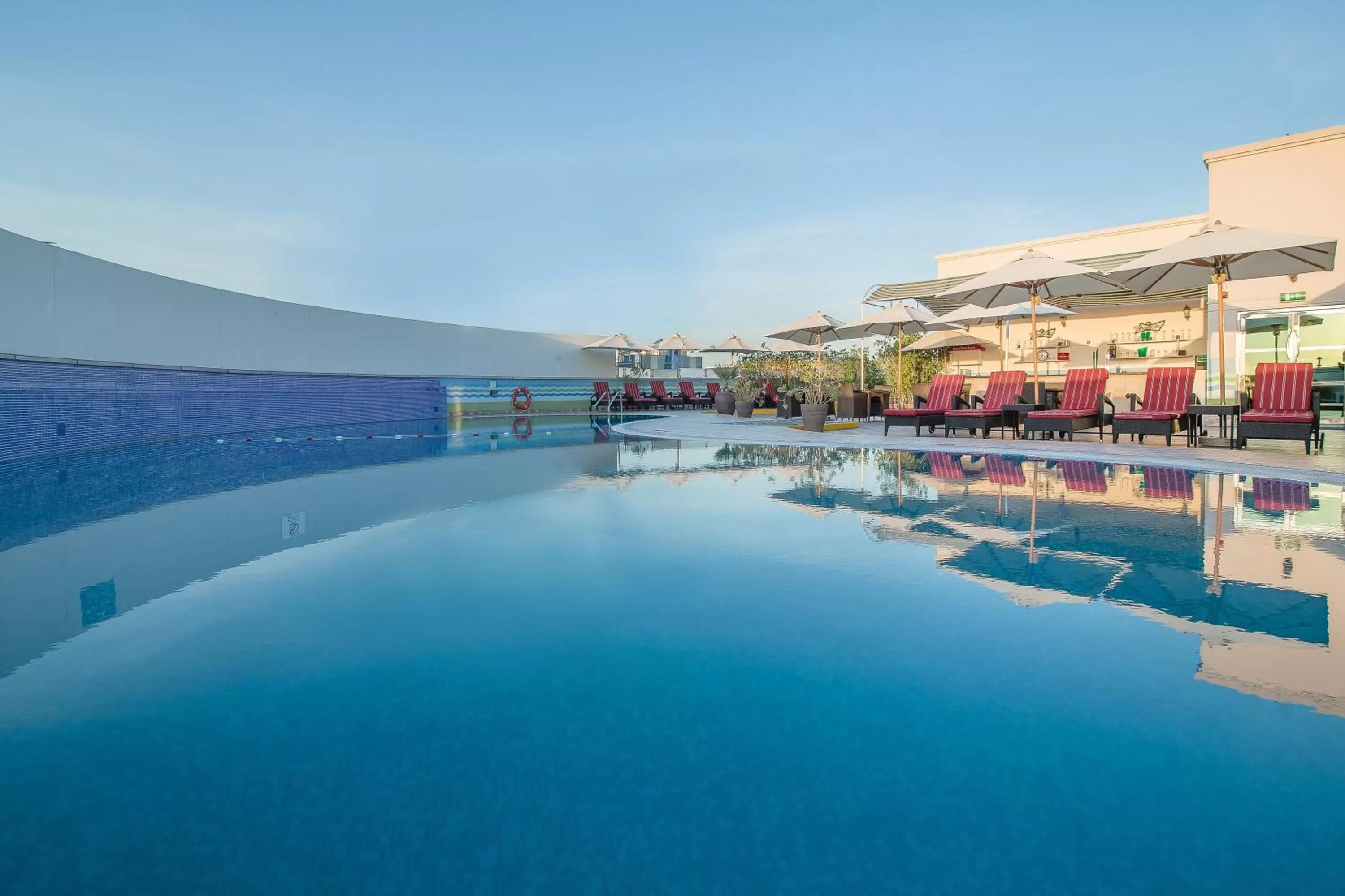 Swimming pool in Sunday Hotel Holiday international Dubai