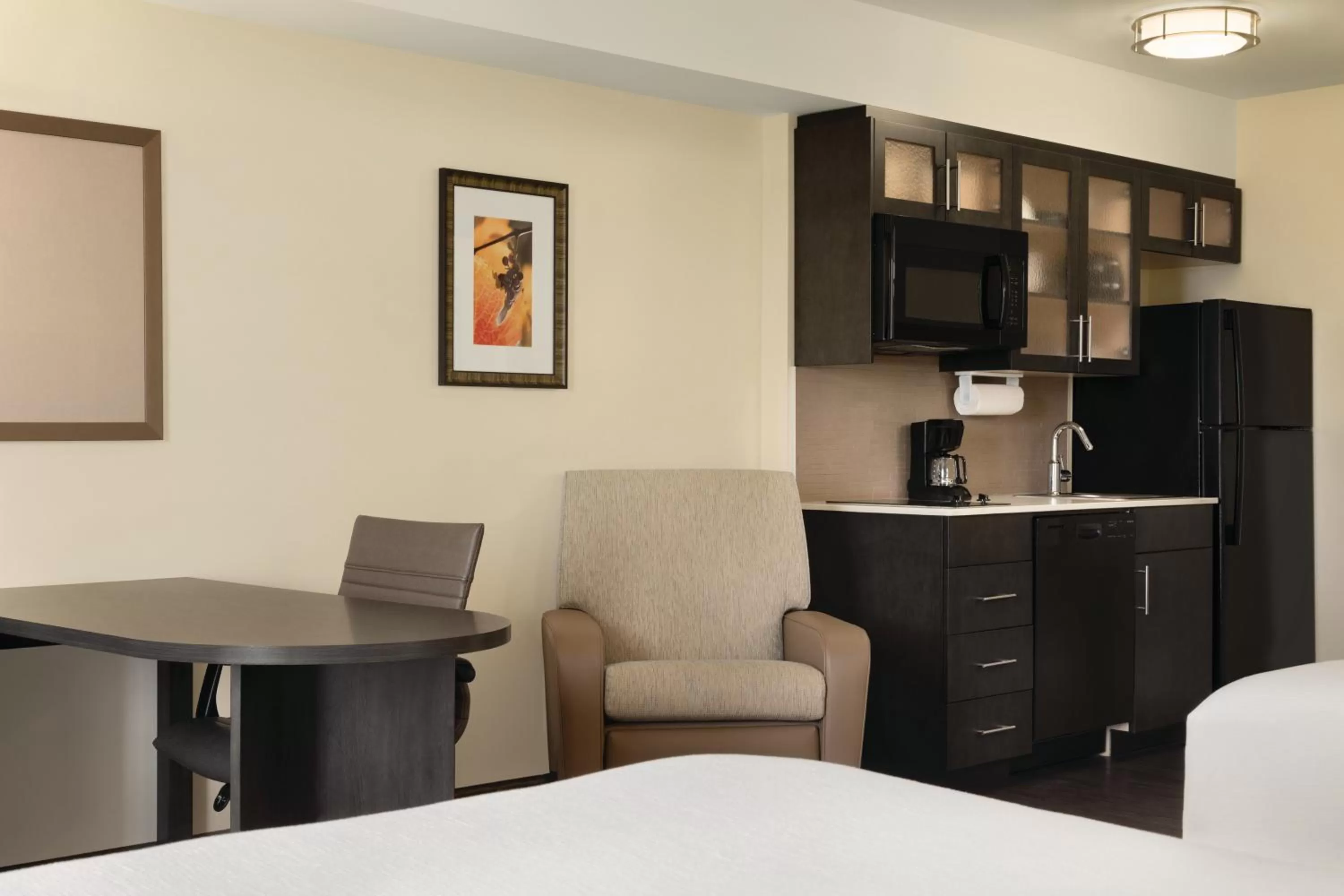 Kitchen or kitchenette, Bed in Park Inn by Radisson, Calgary Airport North, AB