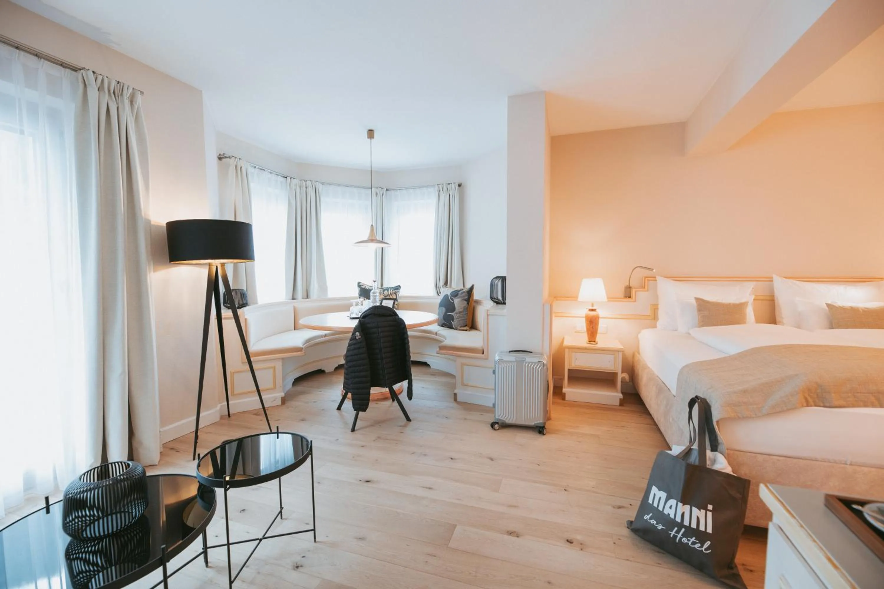 Living room, Bed in MANNI das Hotel