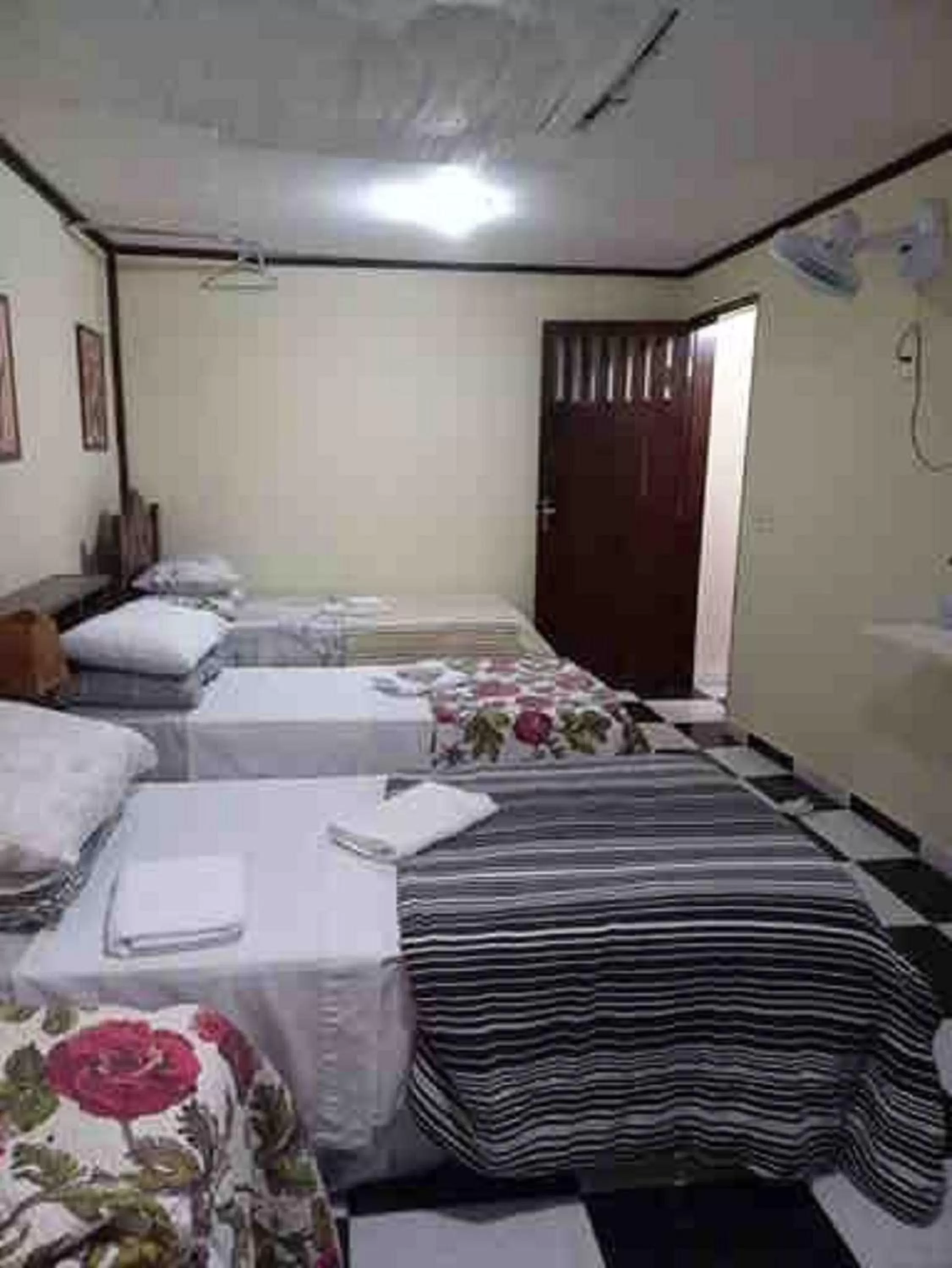 Photo of the whole room, Bed in KzaZendf Cama e Cafe Asa Sul