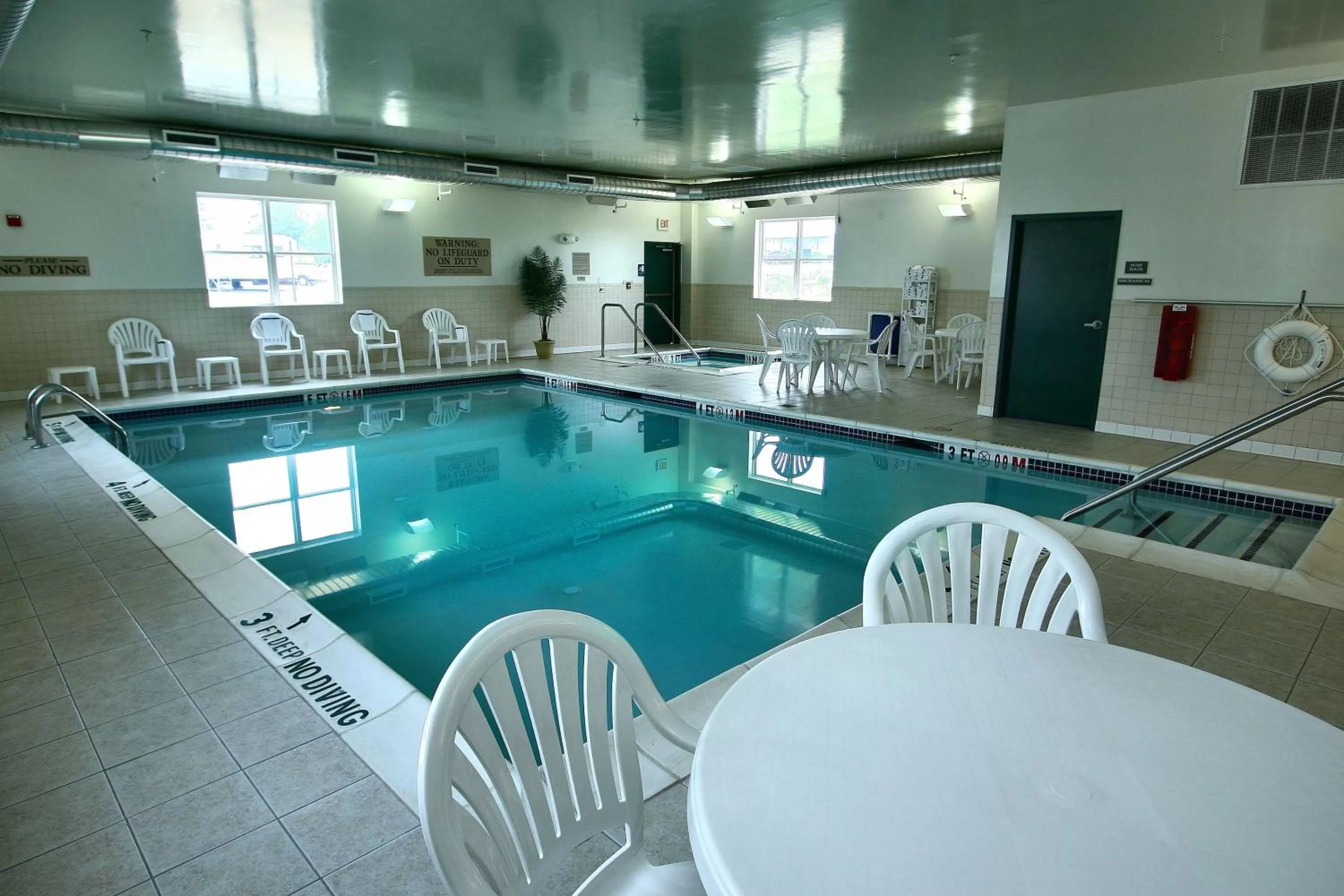Swimming pool in Country Inn & Suites by Radisson, Chambersburg, PA