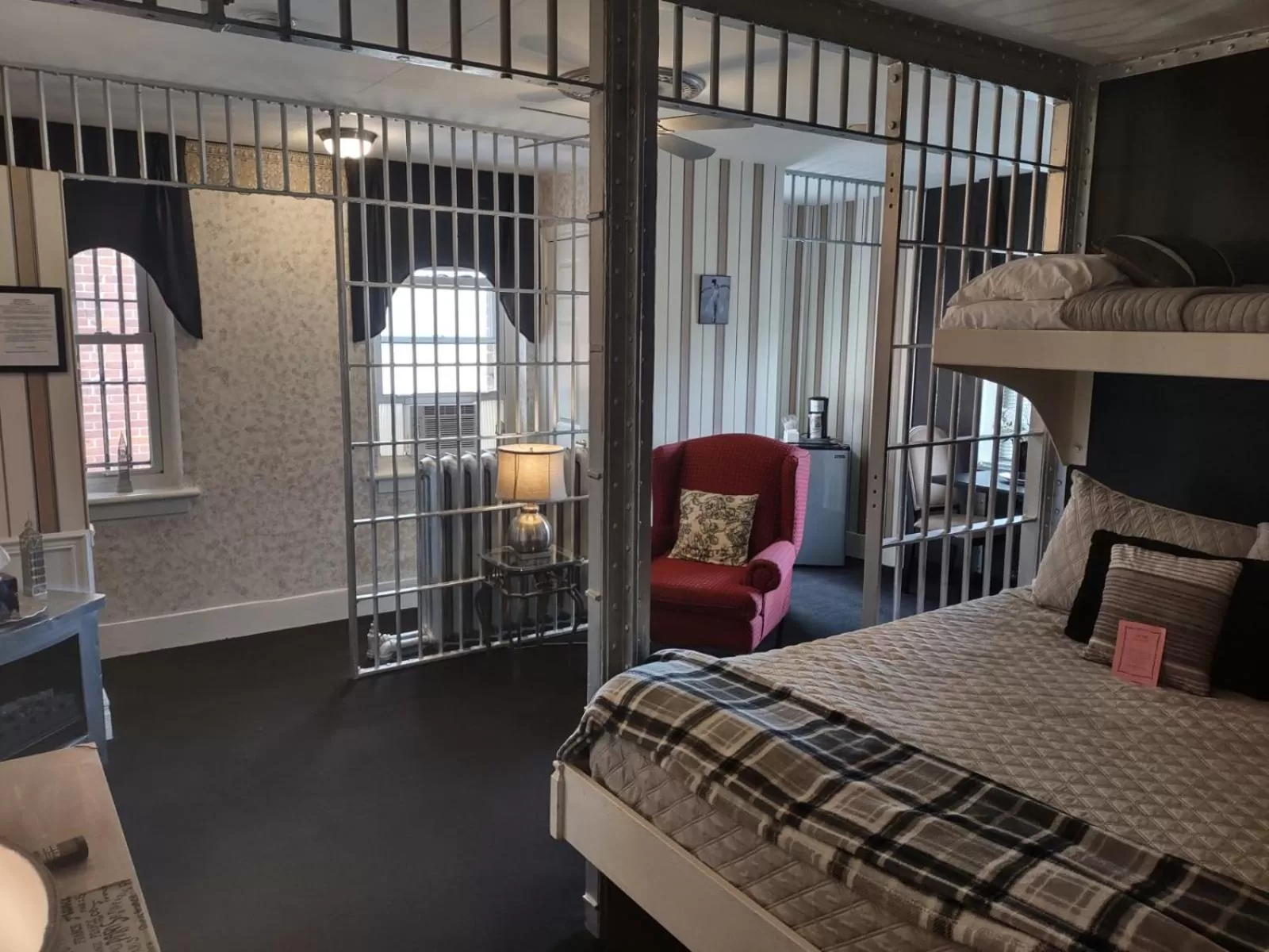 Seating area, Bed in The King George Inn