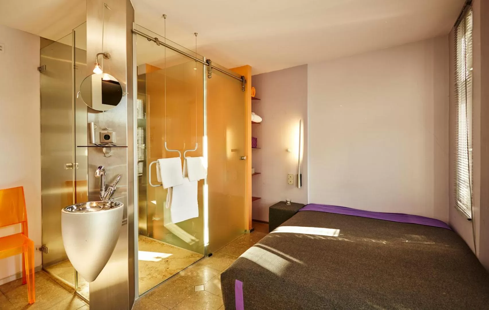 Photo of the whole room, Bed in Der Zauberlehrling