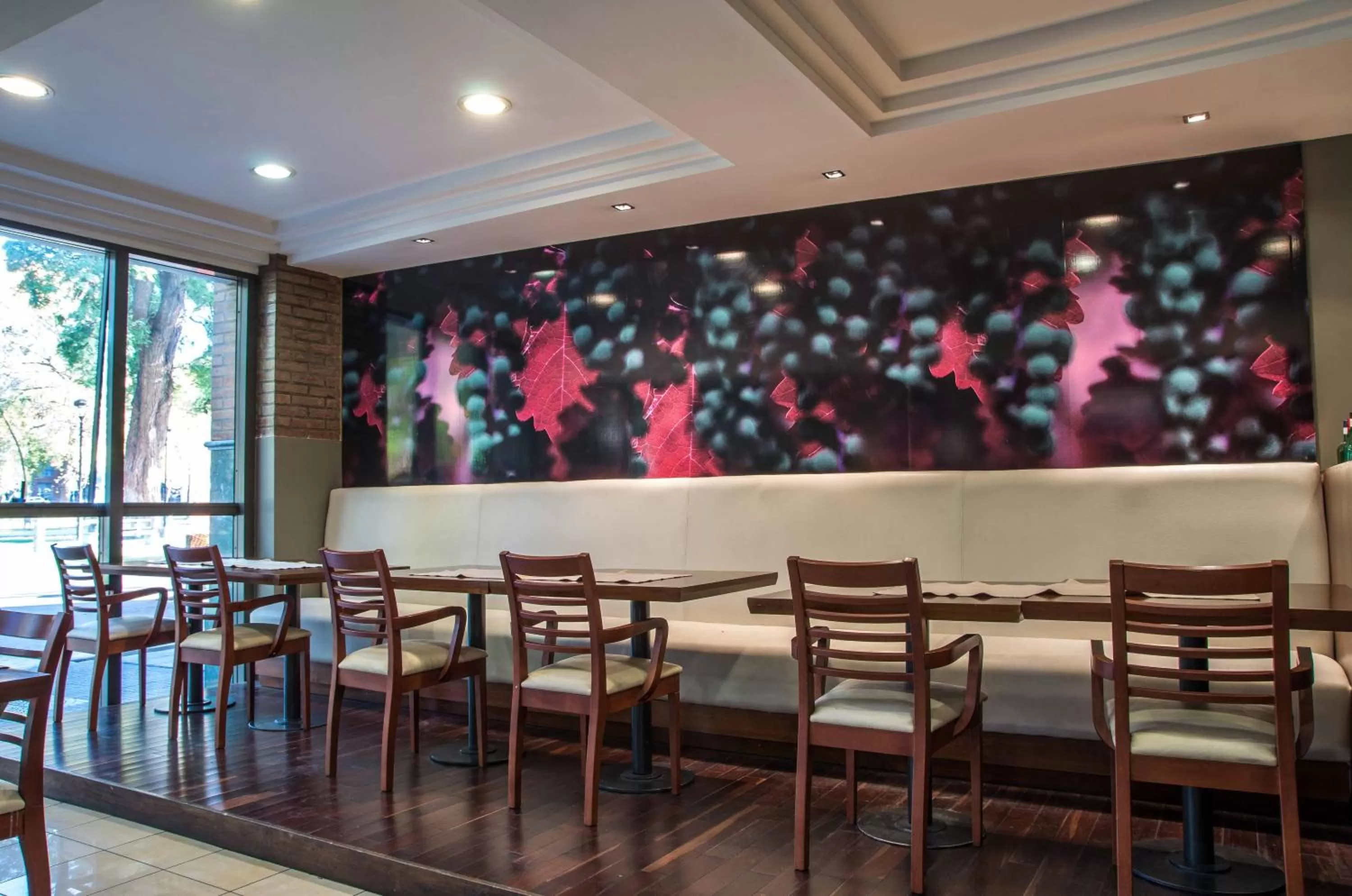 Restaurant/places to eat in Portal Plaza Suites