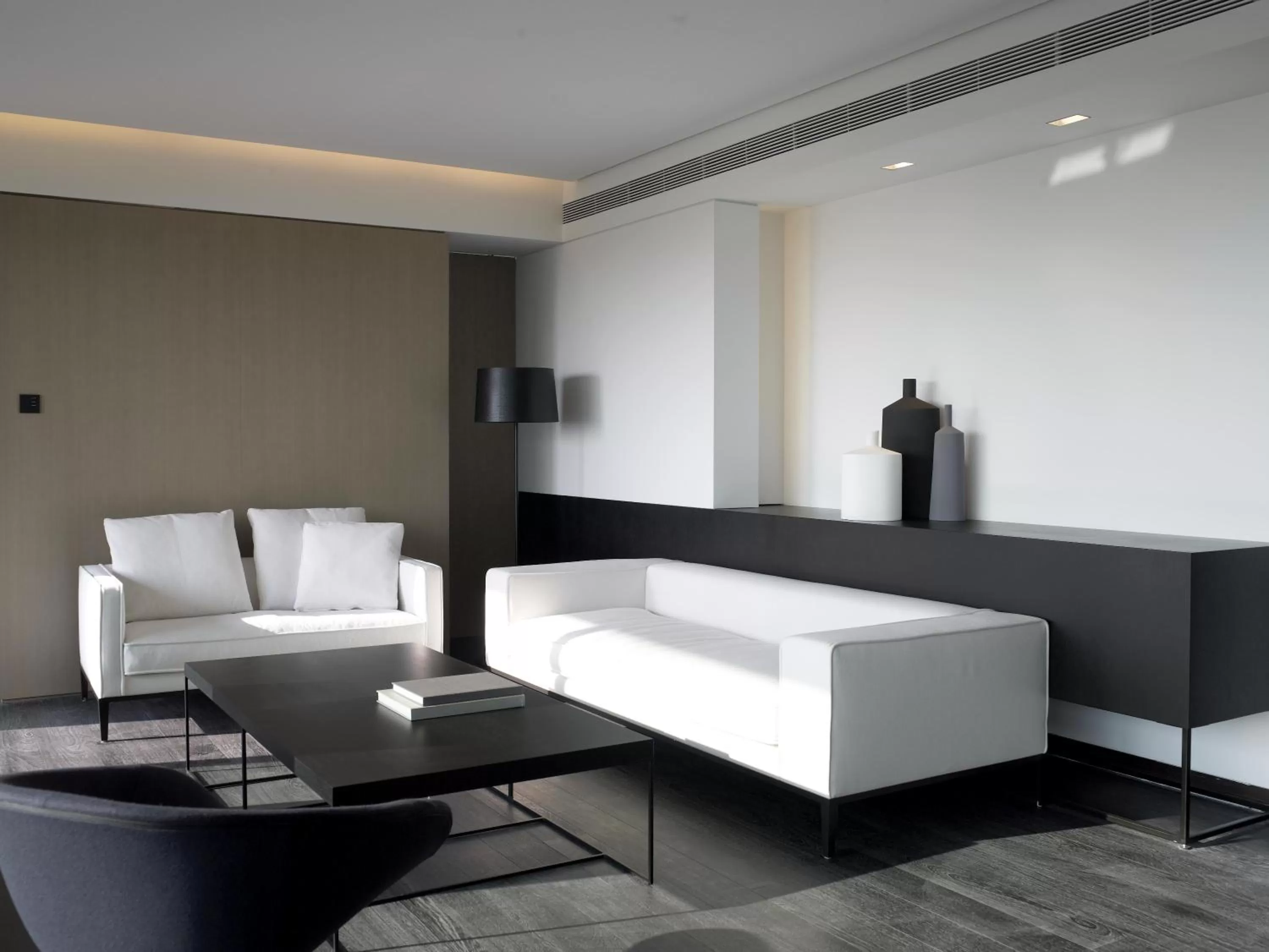 Seating area, Bed in The Met Hotel Thessaloniki, a Member of Design Hotels