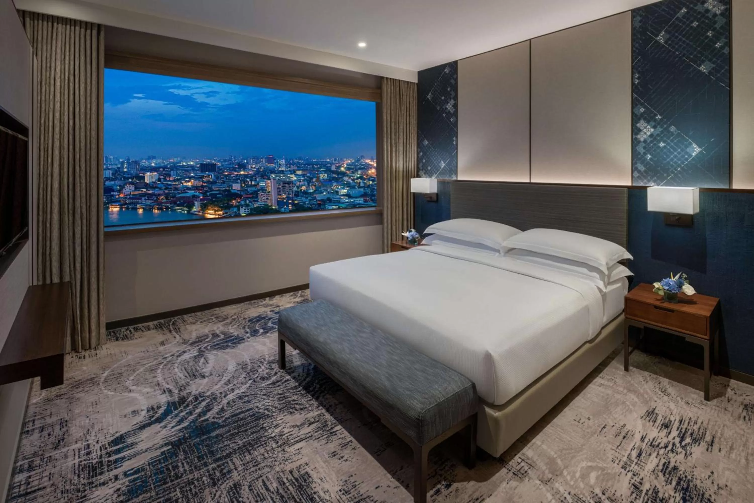 Bed in Millennium Hilton Bangkok