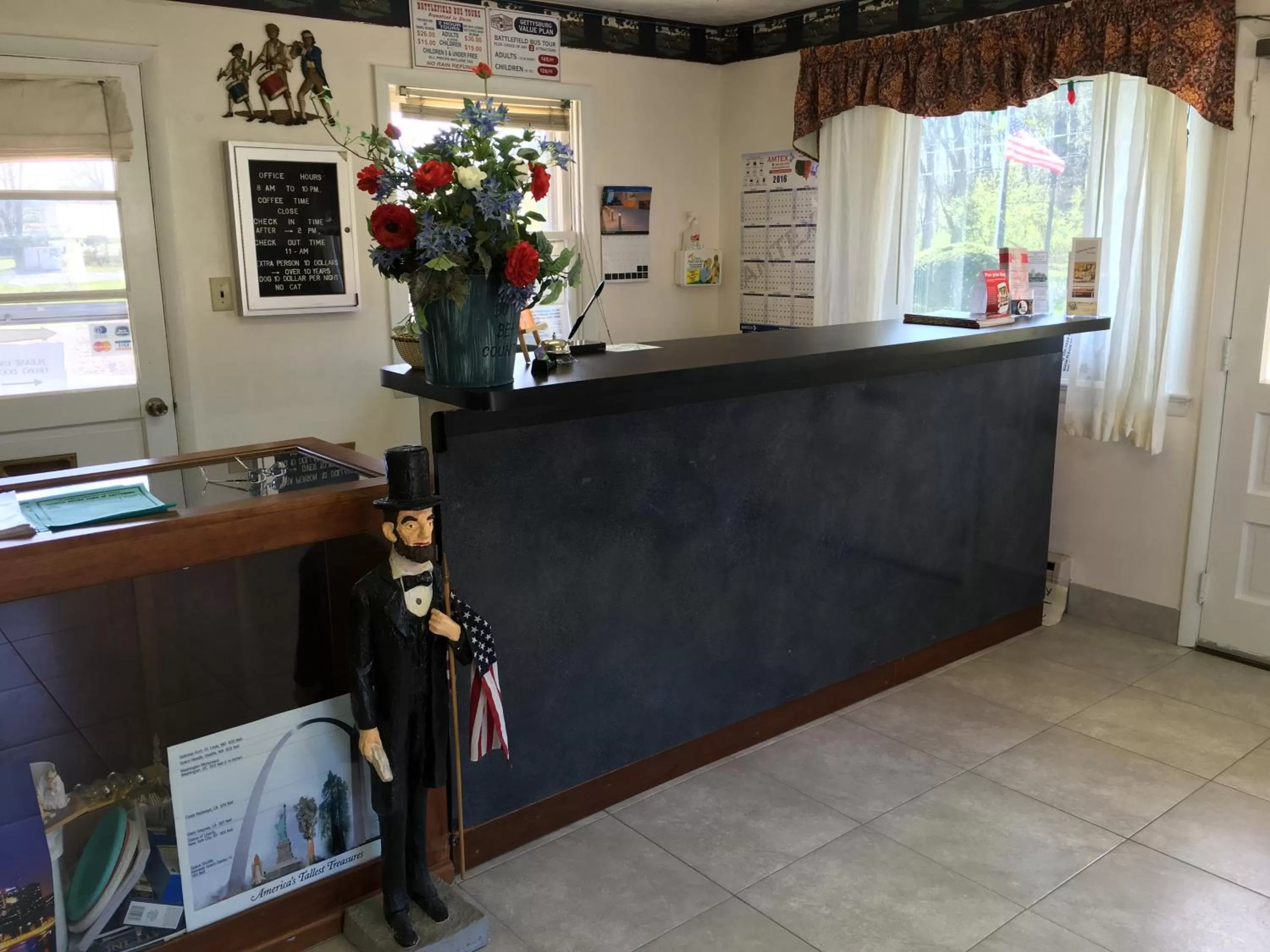 Lobby or reception in Red Carpet Inn - Gettysburg