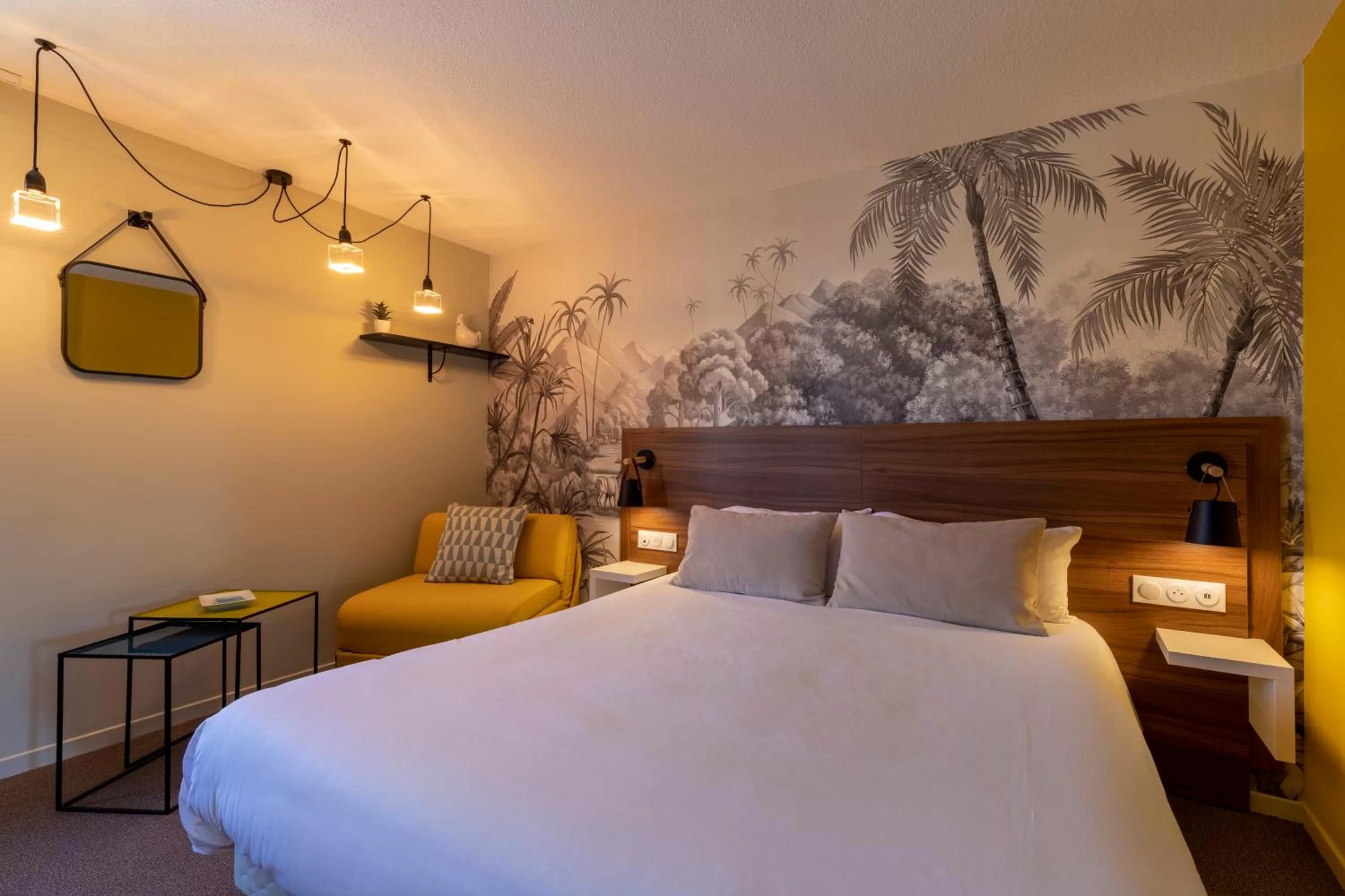 Bedroom, Bed in The Originals City, Hôtel Limoges Sud Feytiat