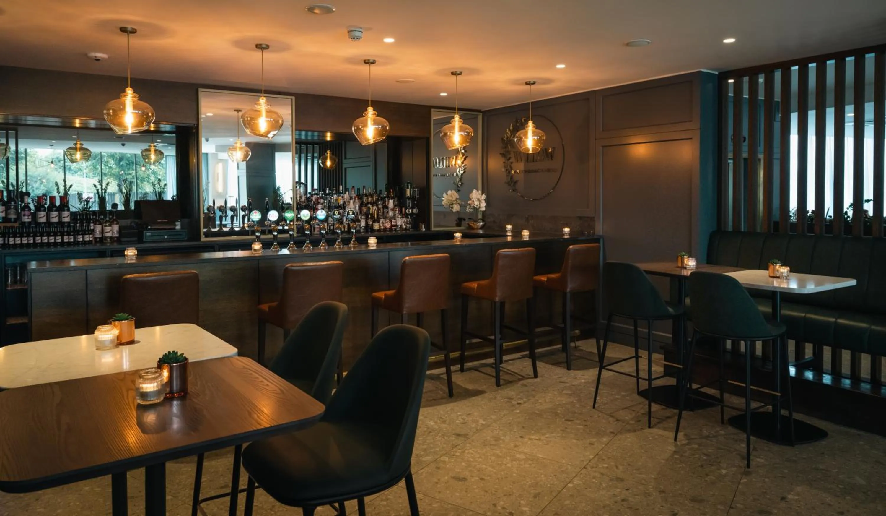 Restaurant/places to eat in Aspect Hotel Park West