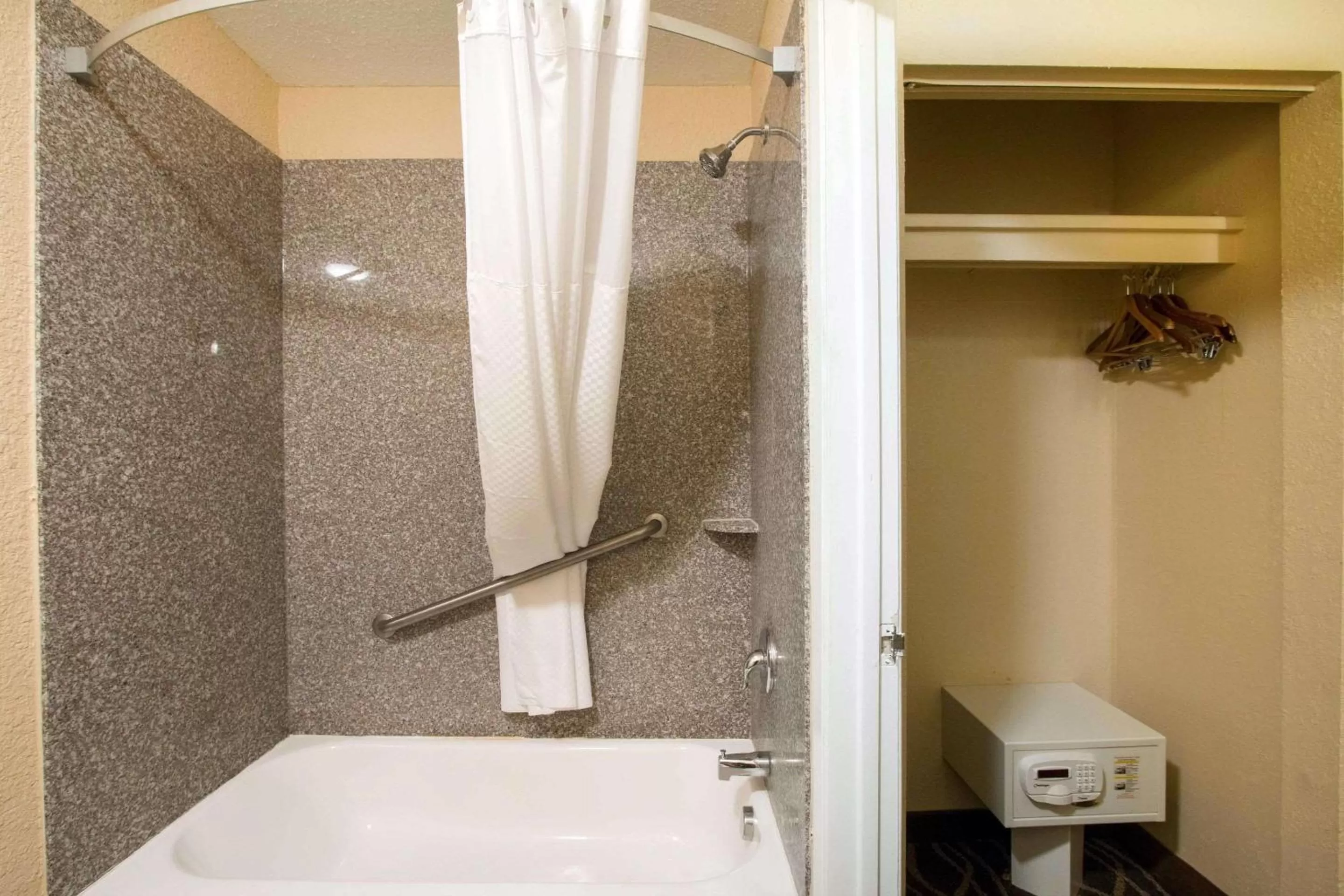 Bathroom in Quality Inn & Suites I-35 near Frost Bank Center