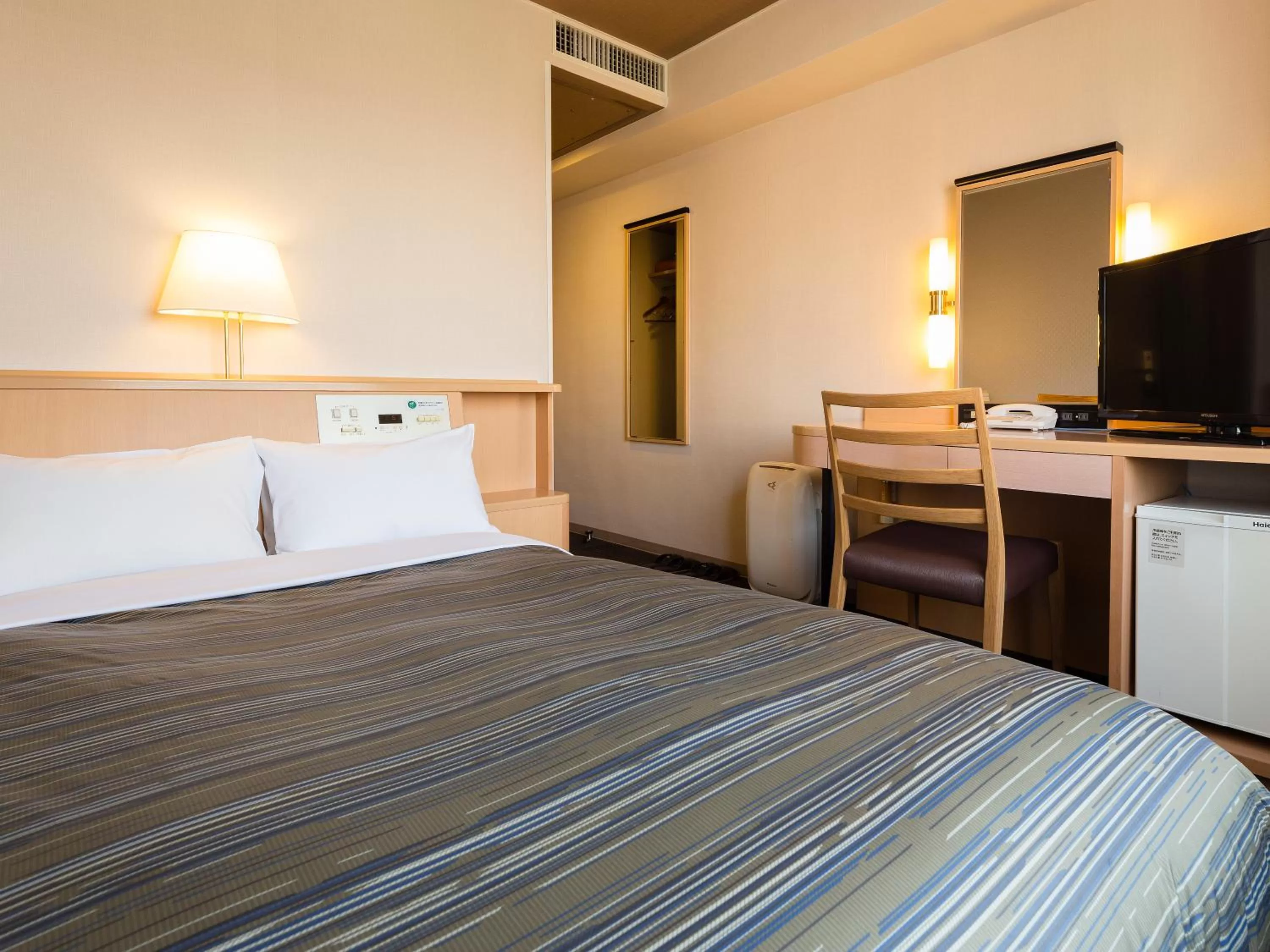 Photo of the whole room, Bed in Himeji Castle Grandvrio Hotel