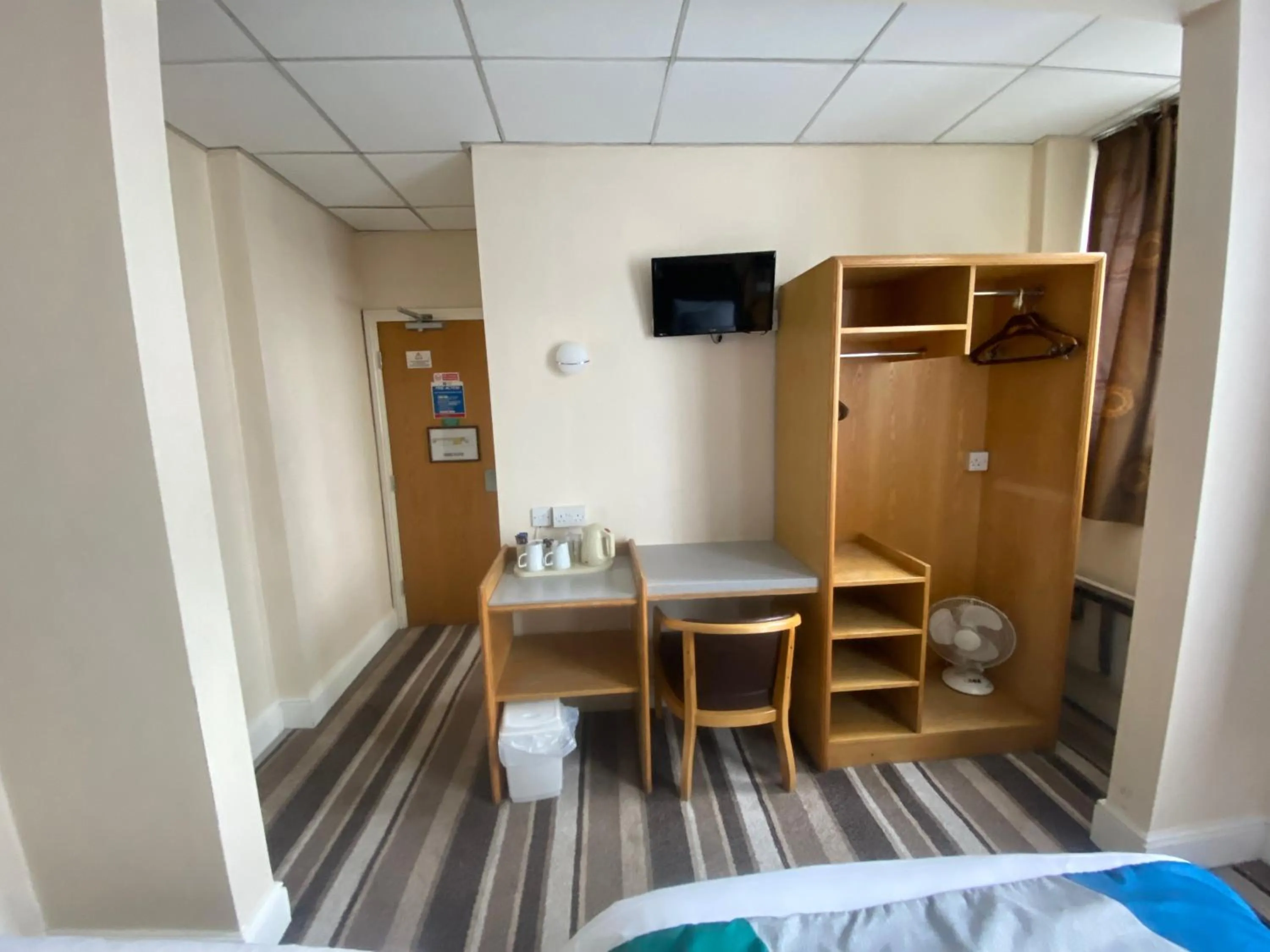 Bedroom, Bed in Cardiff Sandringham Hotel