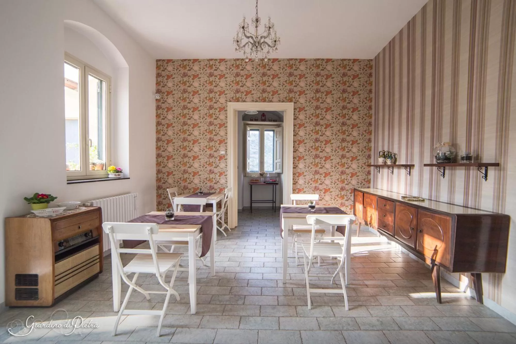 Communal lounge/ TV room in B&B Giardino Di Pietra