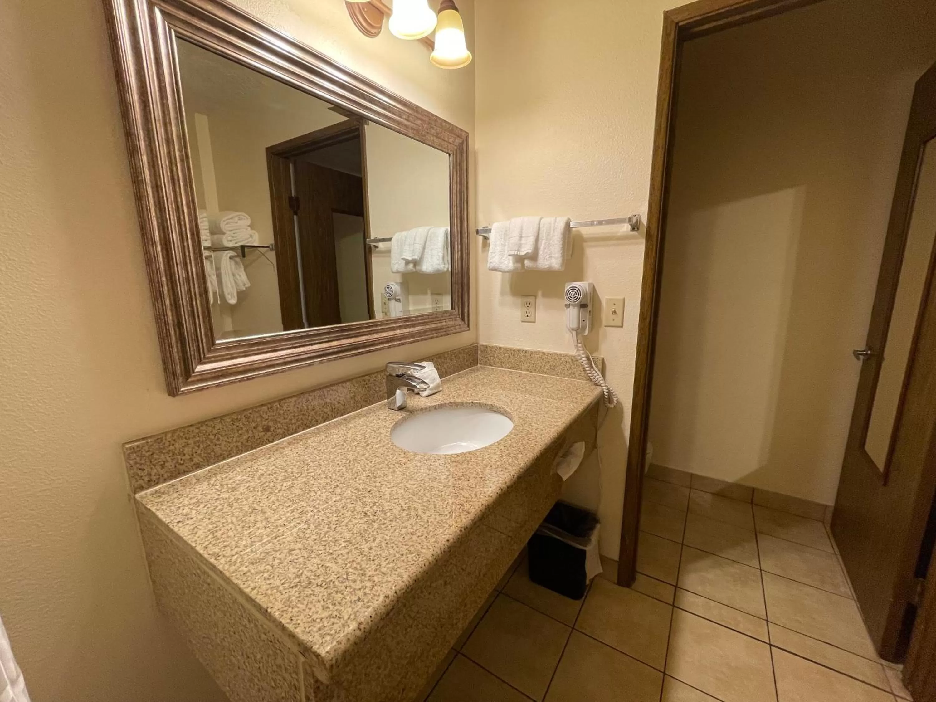 Bathroom in Sunnyside Inn and Suites