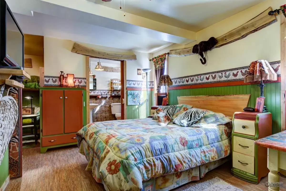 Triple Room with 1 Double Bed and 2 Single Bed with Private Bathroom - single occupancy in Le Gîte Ambrelane Triple Room with 1 Double Bed and 2 Single Bed with Private Bathroom - single occupancy in Le Gîte Ambrelane