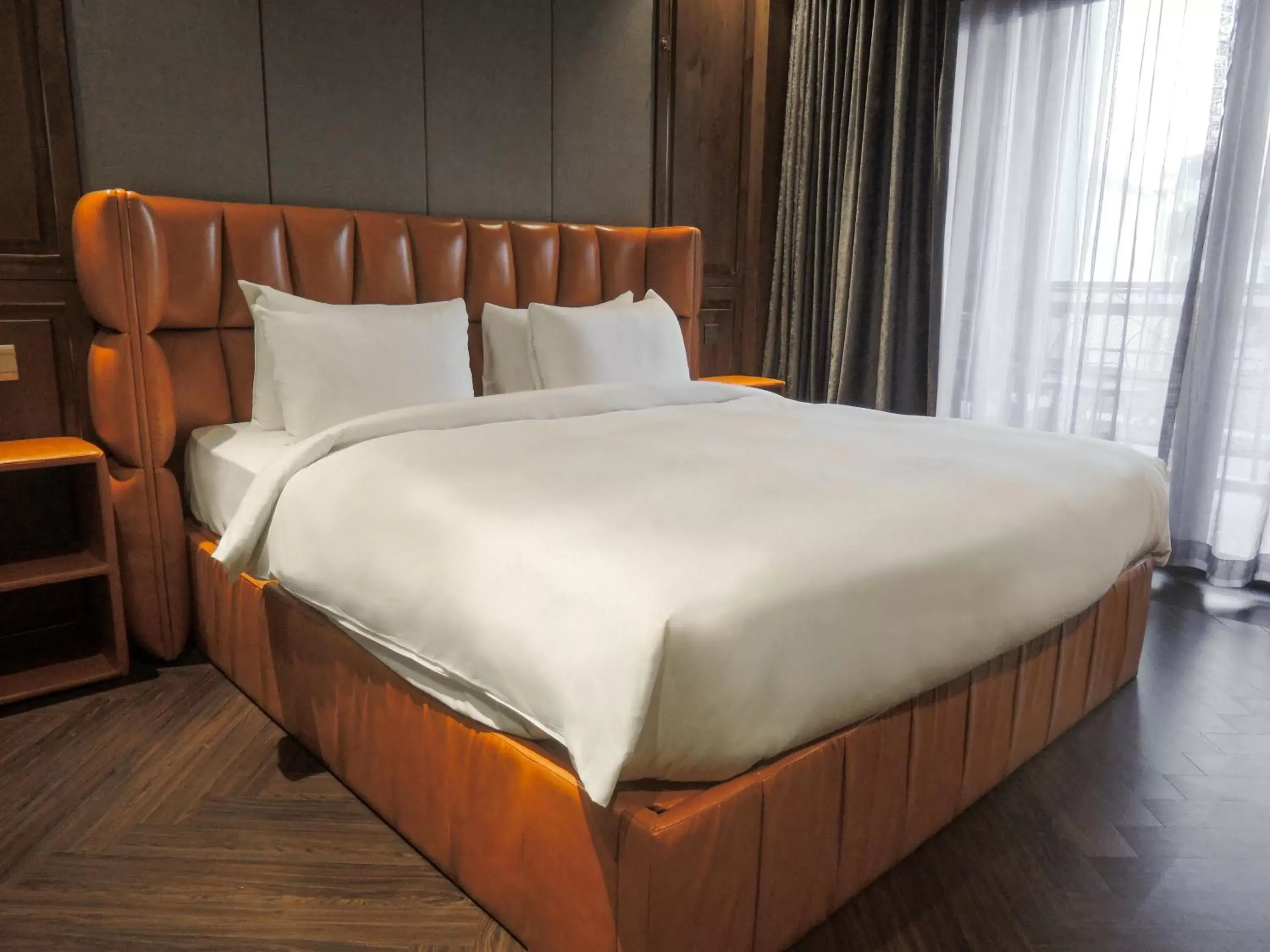 Deluxe Double Room with Bath in CHECK inn Phnom Penh BKK1 Deluxe Double Room with Bath in CHECK inn Phnom Penh BKK1