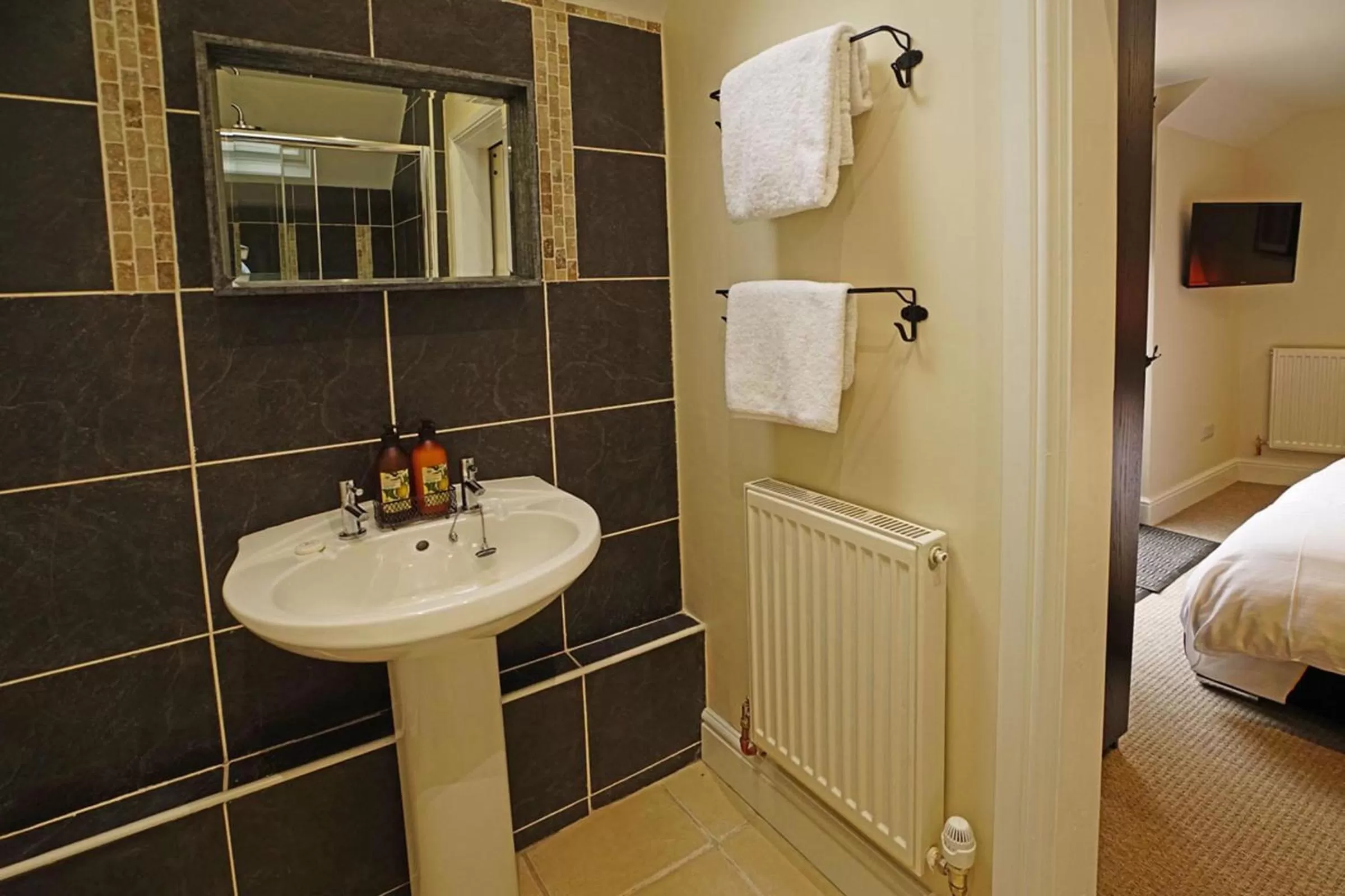 Bathroom, Bed in Greyhound Hever