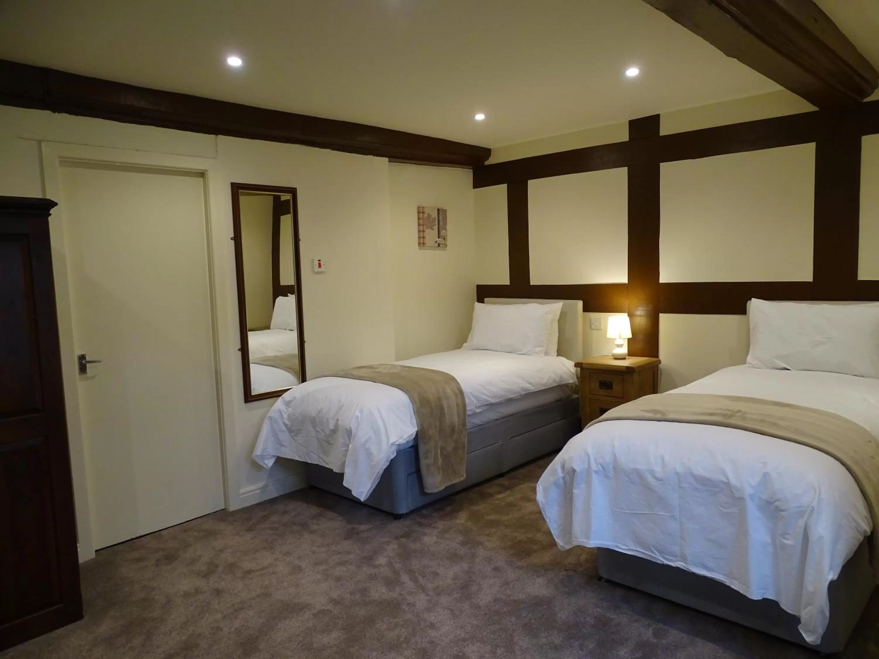 Bed in Ellesmere Hotel