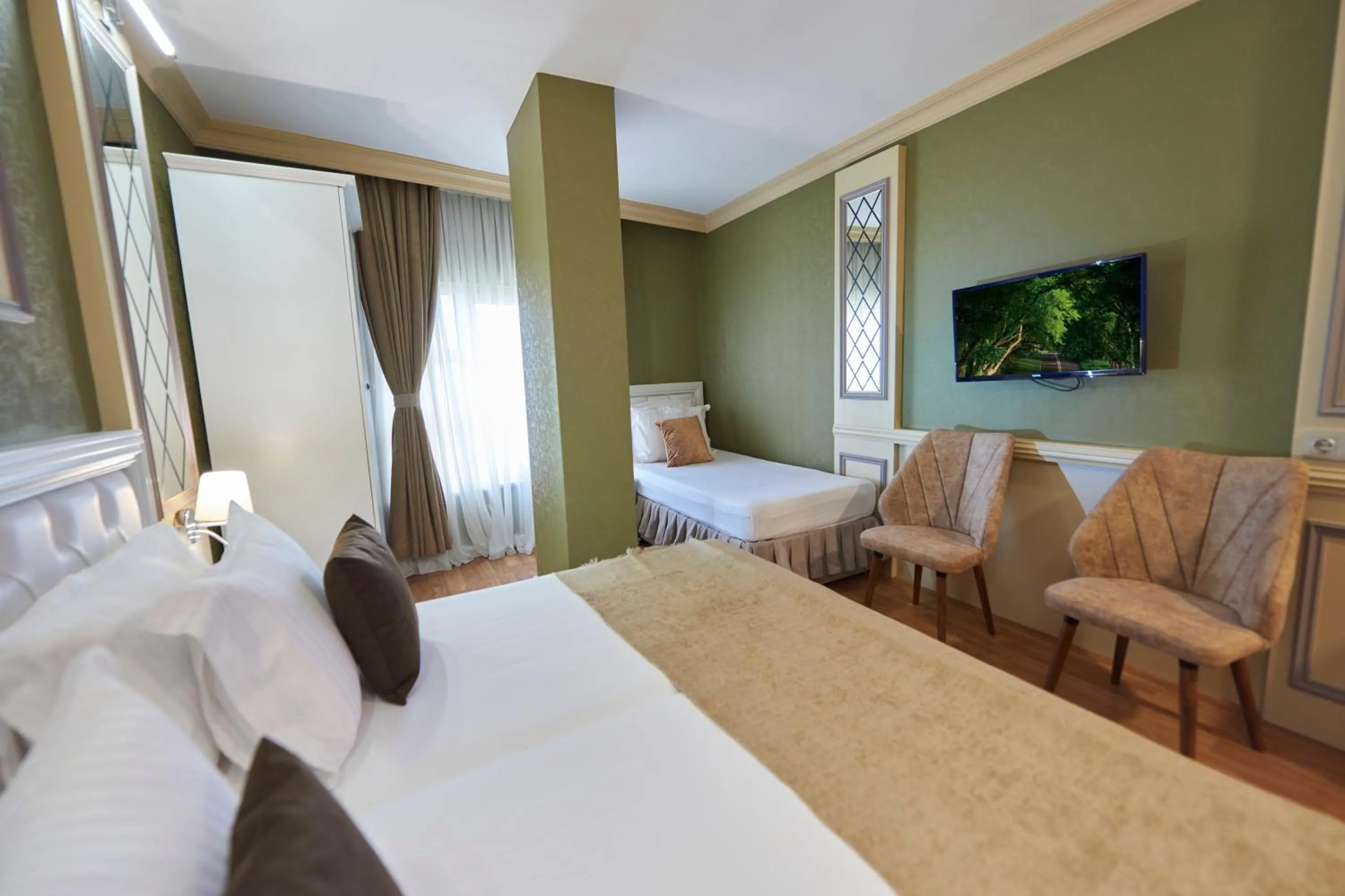 Photo of the whole room, Bed in Sunlight Hotel