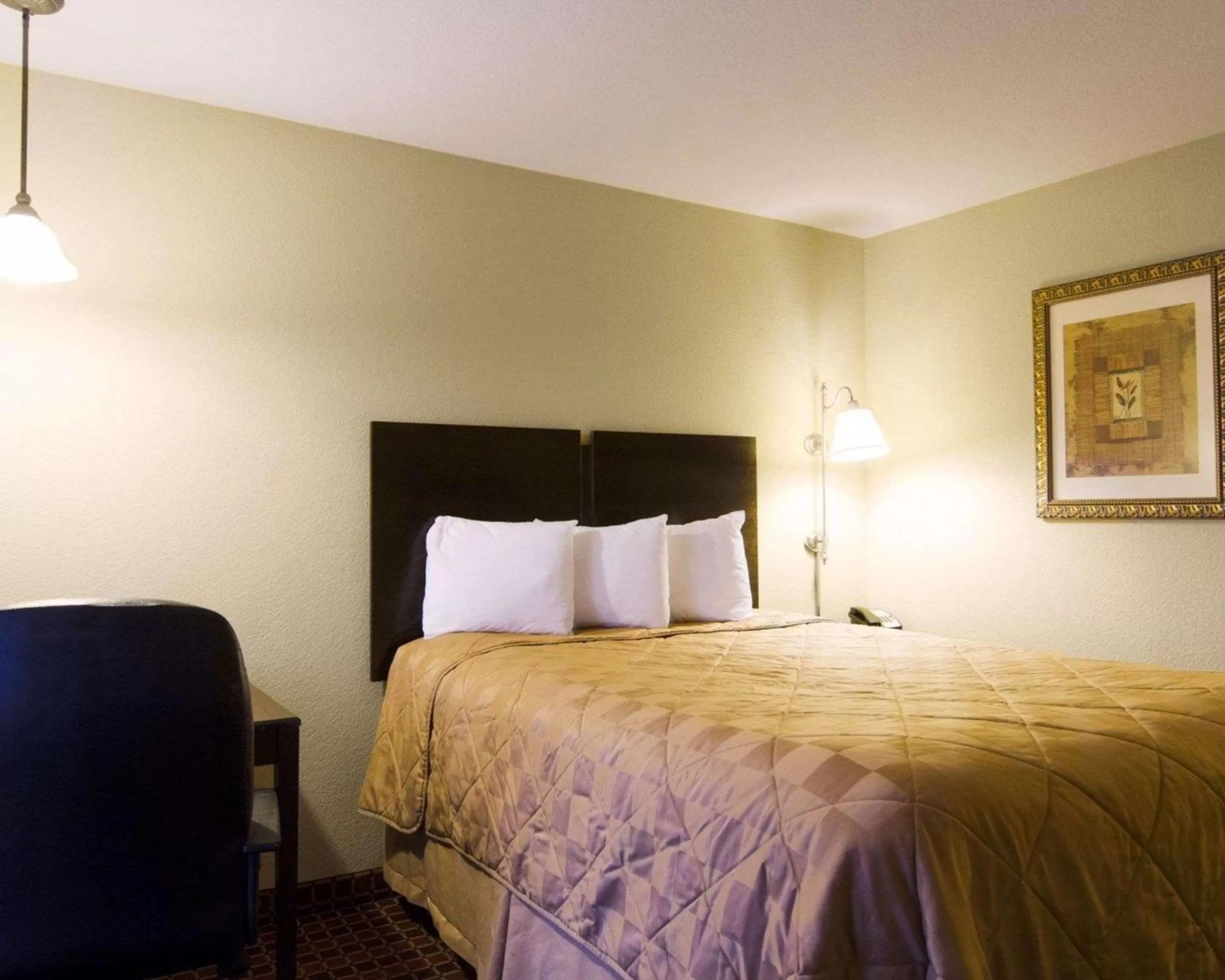 Photo of the whole room, Bed in Affordable Suites of America Rogers - Bentonville