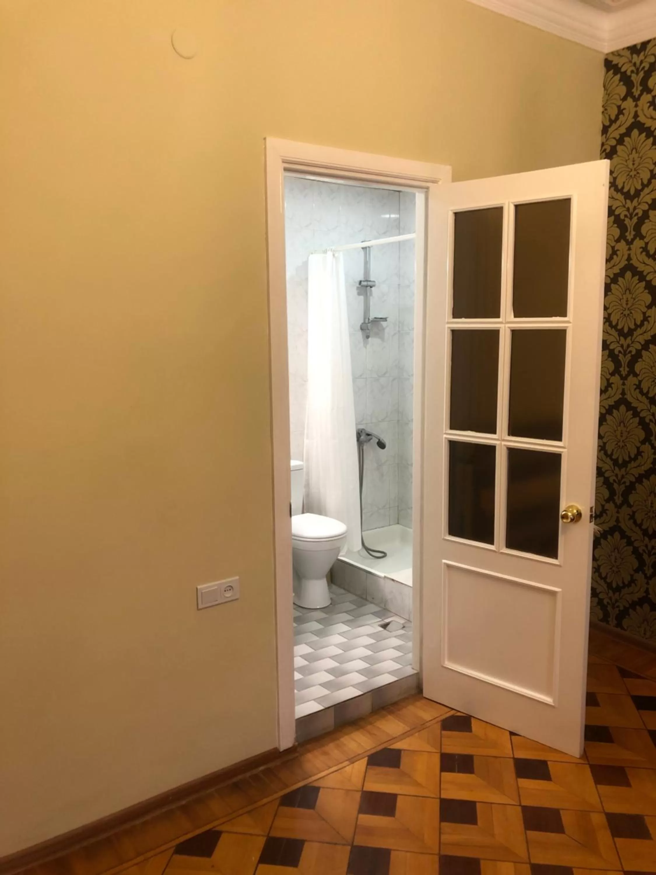 Bathroom in Elross Hotel