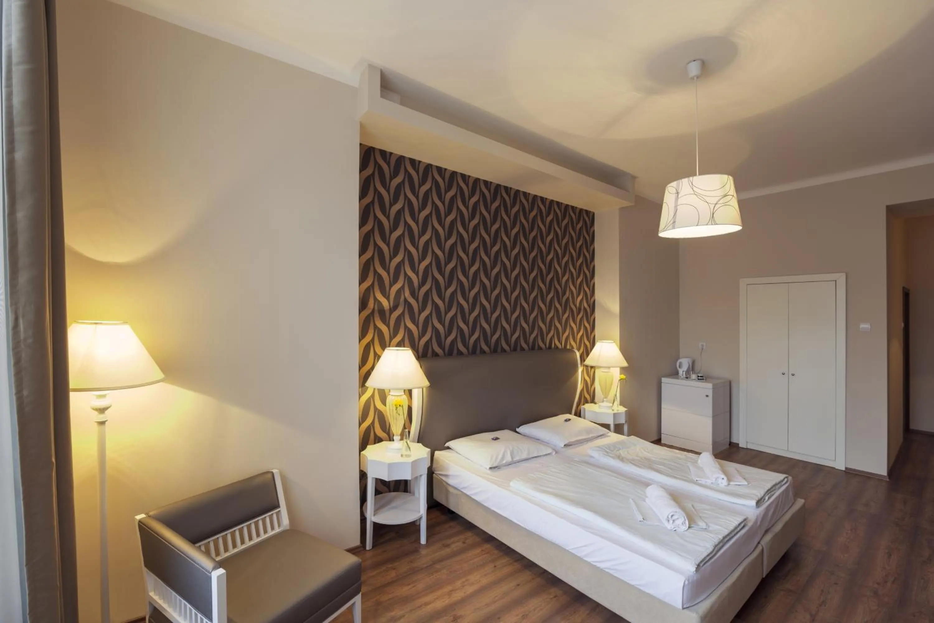 Photo of the whole room, Bed in House Octogon