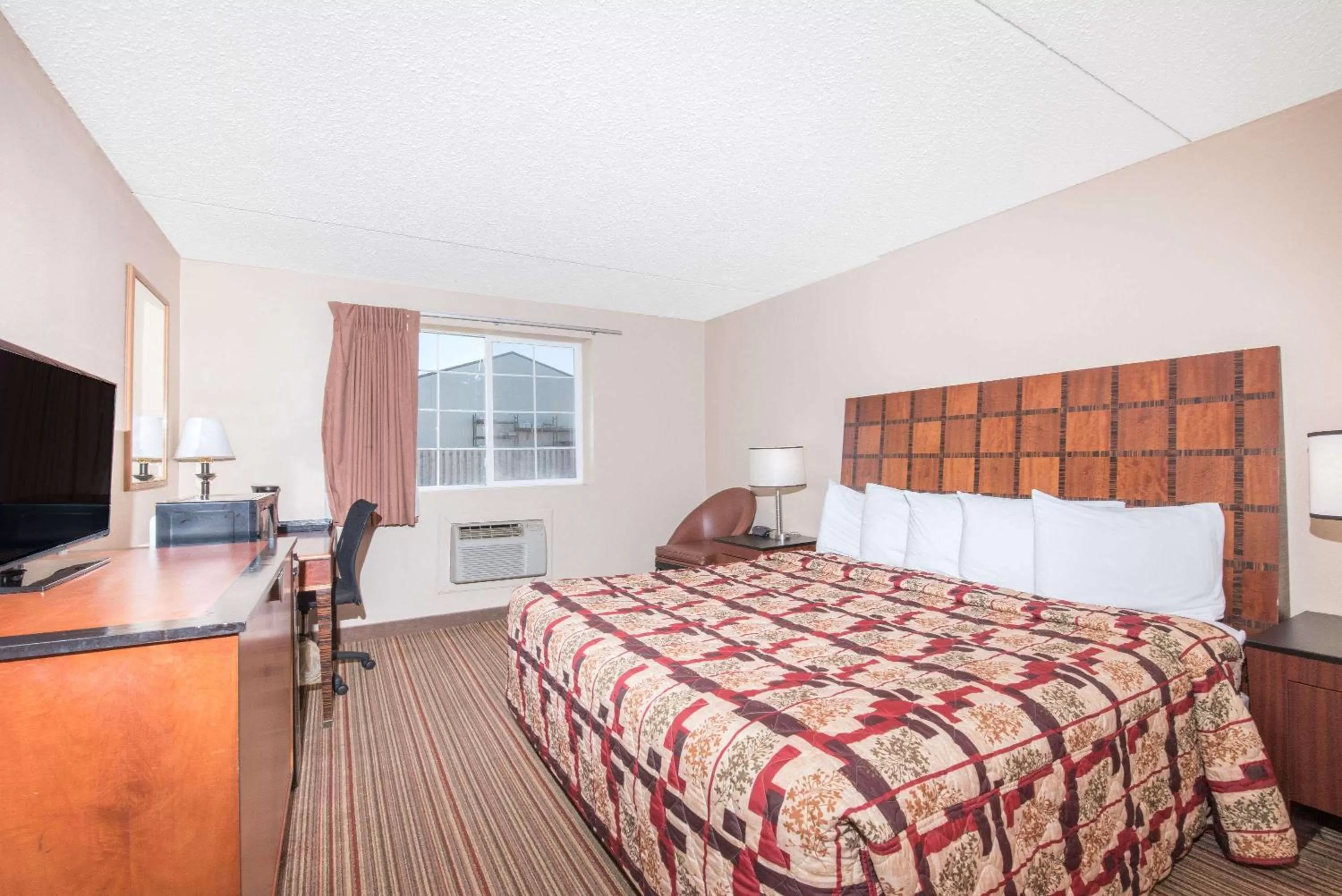Photo of the whole room, Bed in Knights Inn and Suites - Grand Forks