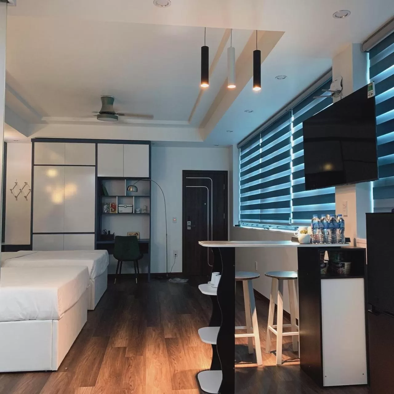 Lounge or bar, Kitchen/Kitchenette in Mio Hotel