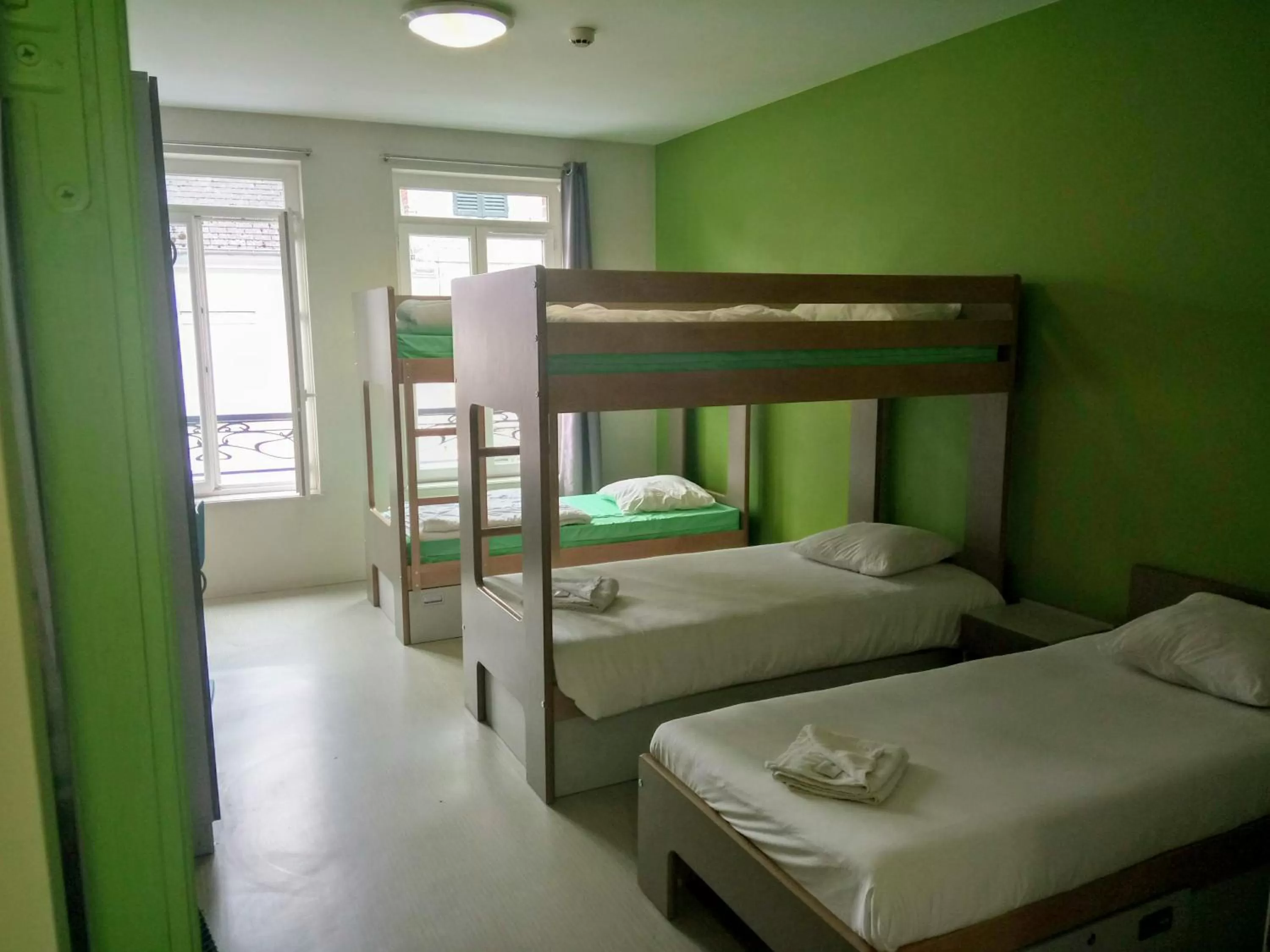 Shower, Bed in Auberge des Remparts