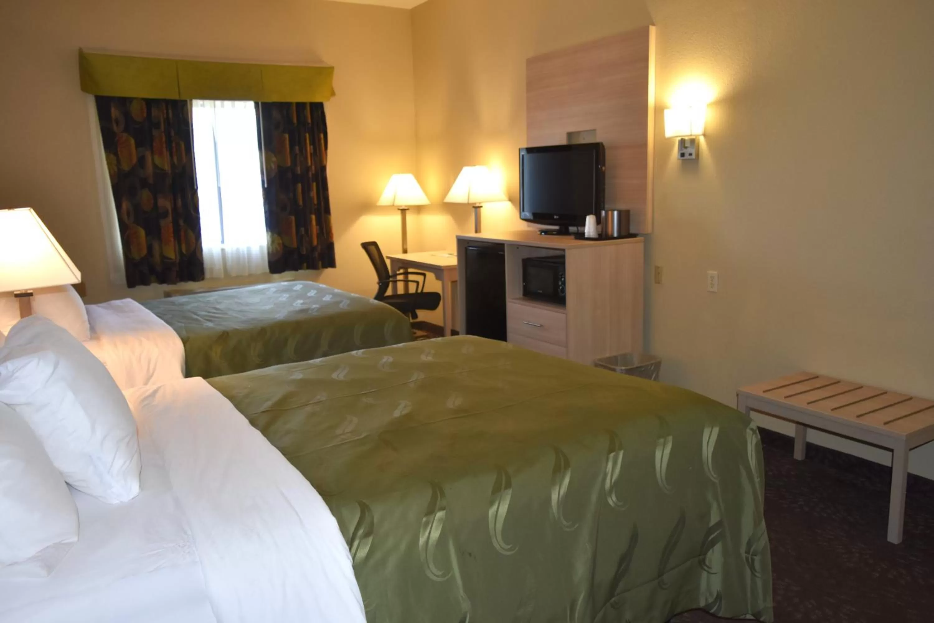 Bed in Quality Inn & Suites Brooks Louisville South