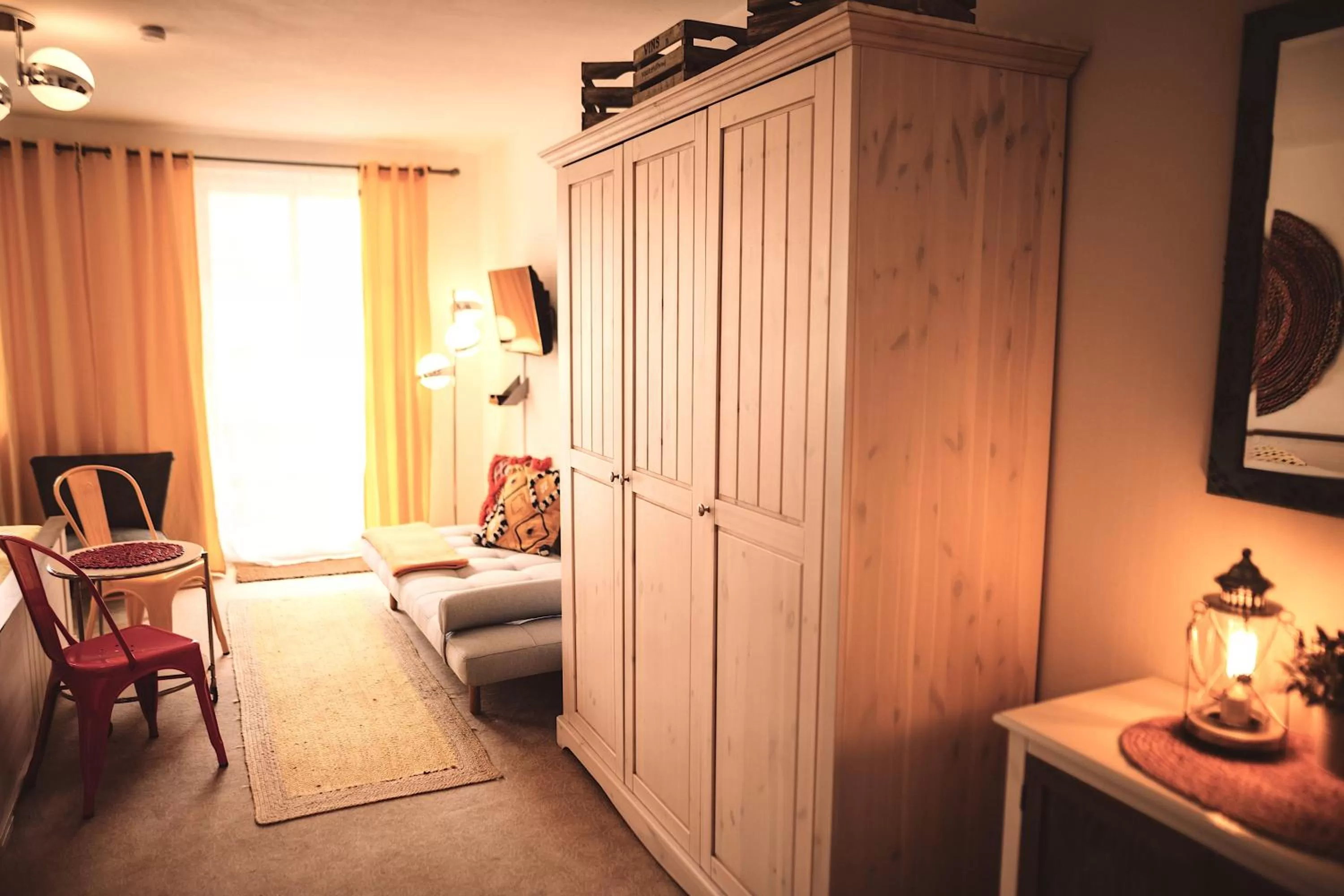 Bed, Seating Area in Das Hotel Stern 24h self-check-in