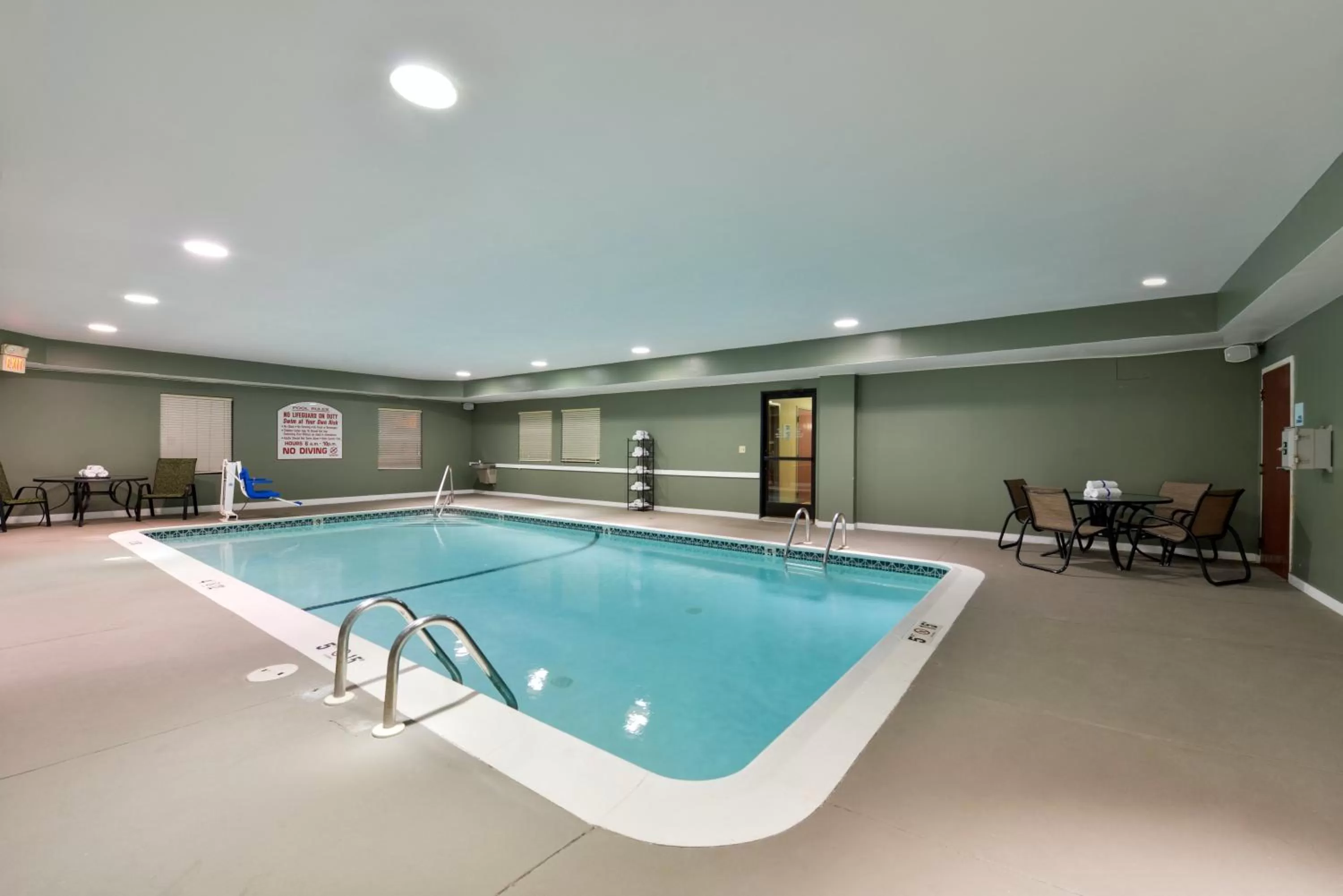 Swimming pool in Best Western North Attleboro - Providence Beltway