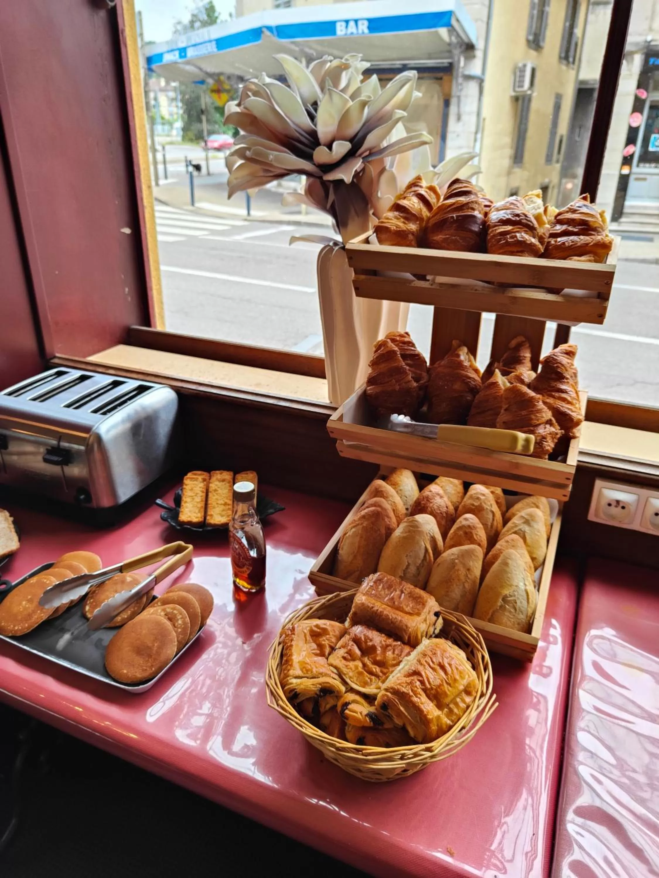Continental breakfast in Hôtel Terminus - Pizzeria Pizz'a gogo - salle de sport - face à la gare