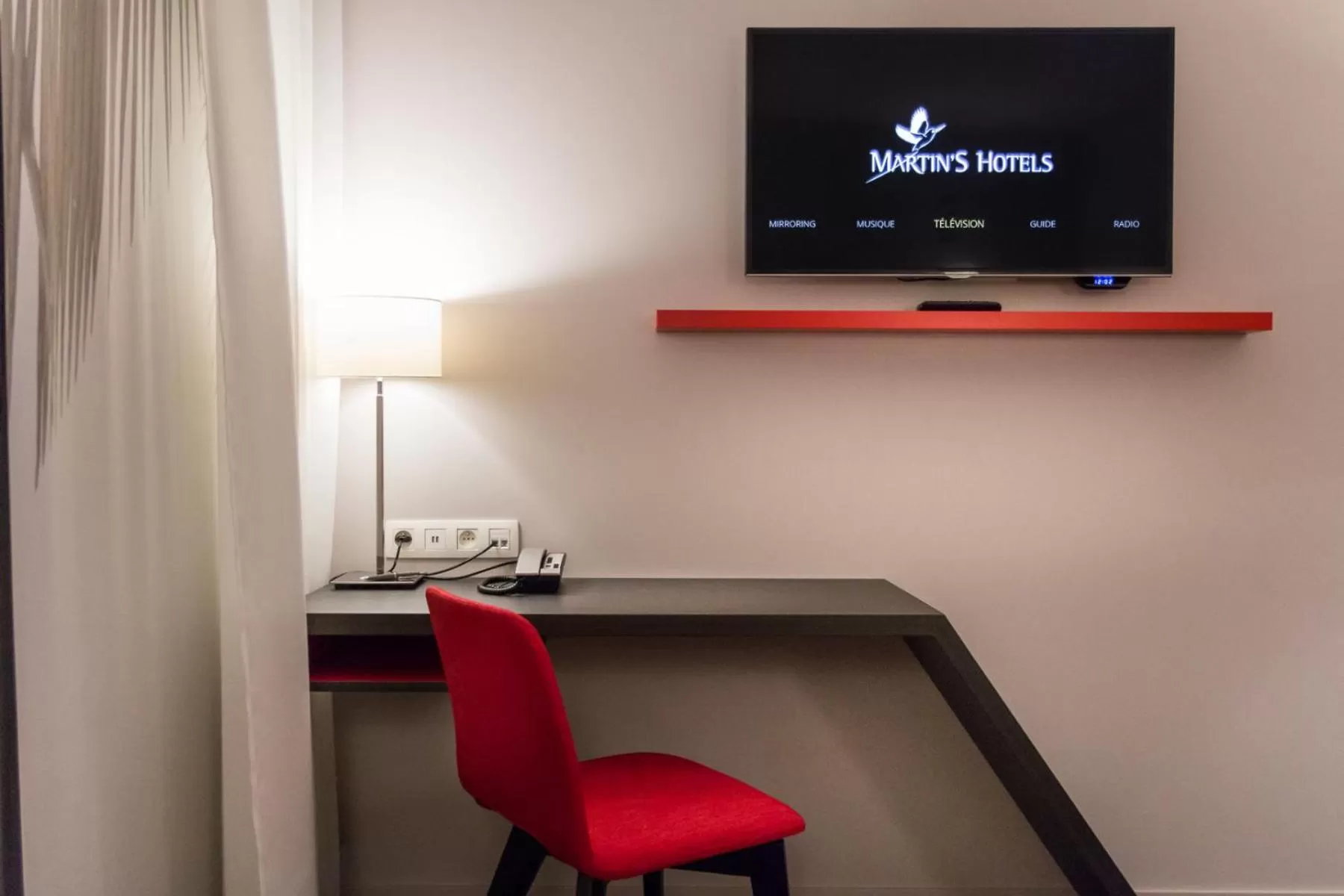 Photo of the whole room in Martin's Red