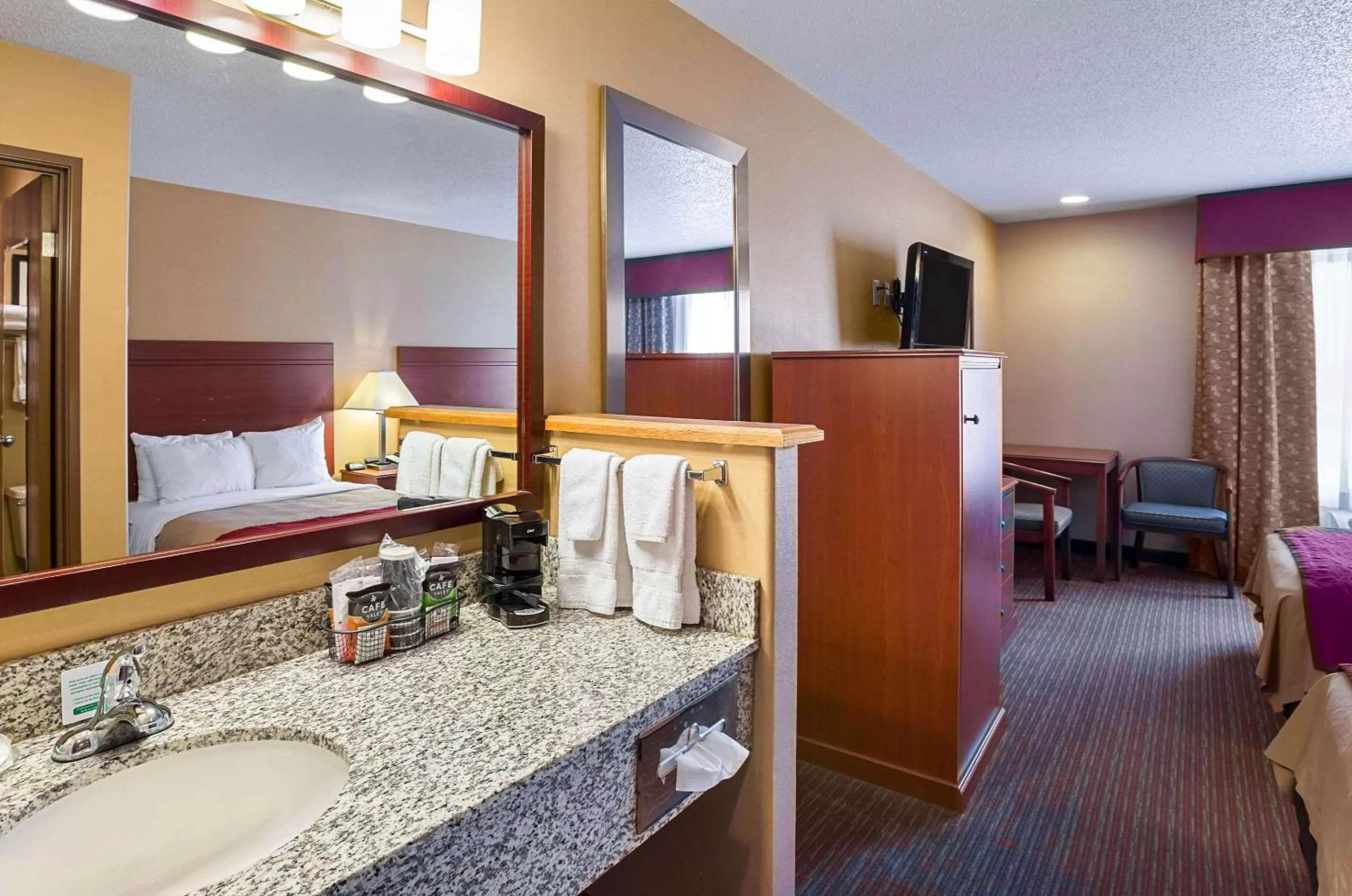 Photo of the whole room, Bed in Quality Inn York