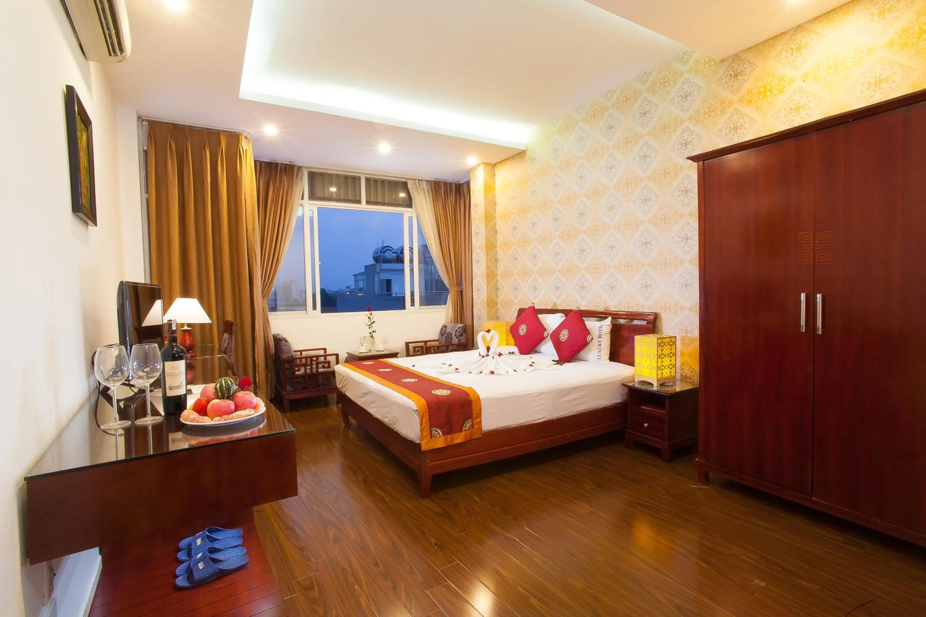 Bed in Hanoi Luxury Hotel