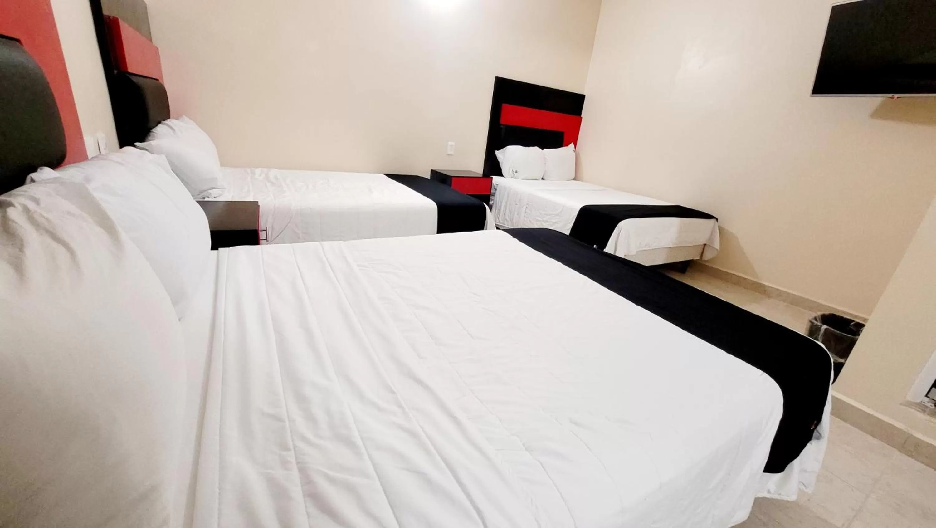 Bedroom, Bed in Hotel Jardín Cancún