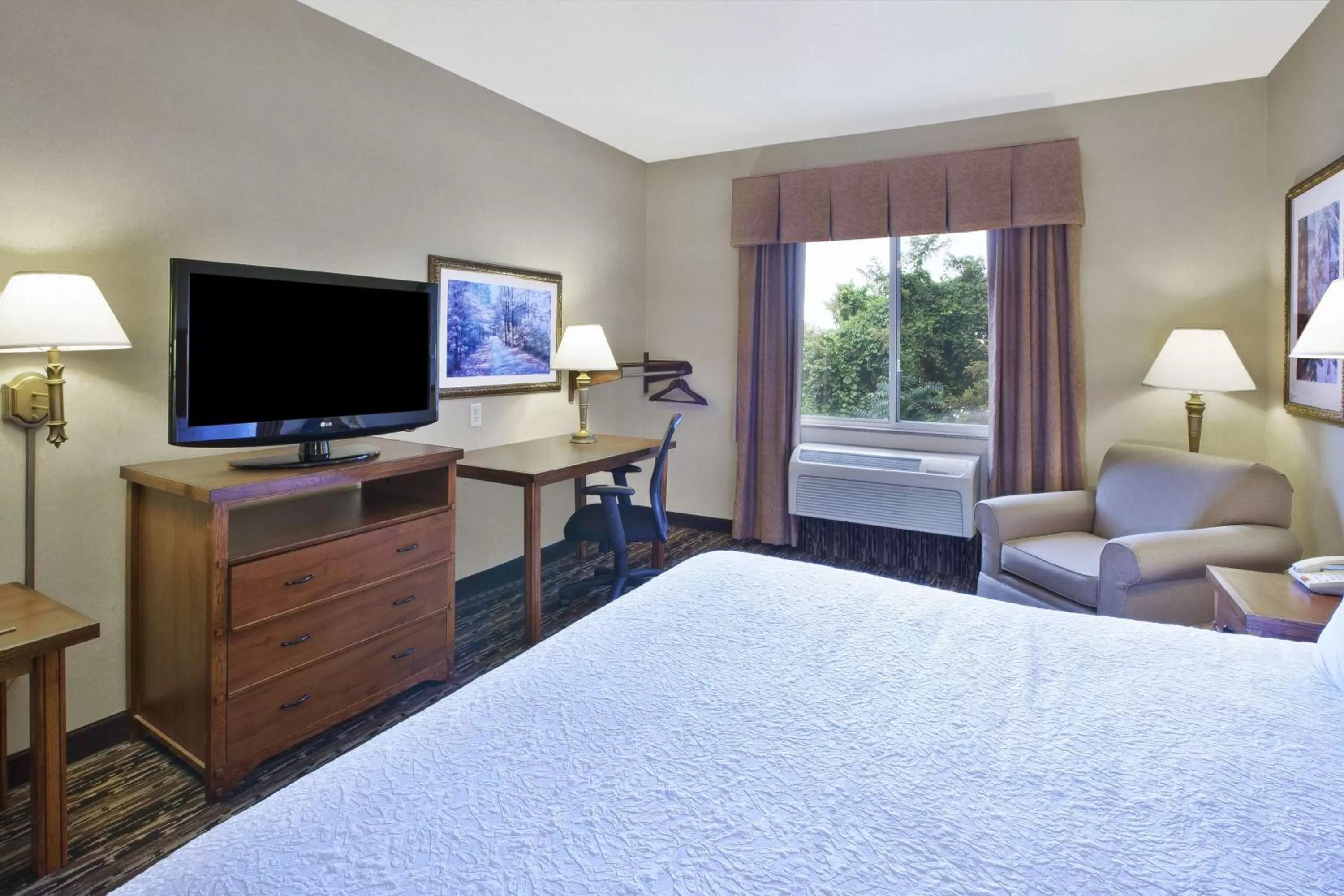 Bedroom, Bed in Hampton Inn Pittsburgh Area-Beaver Valley-Center Township