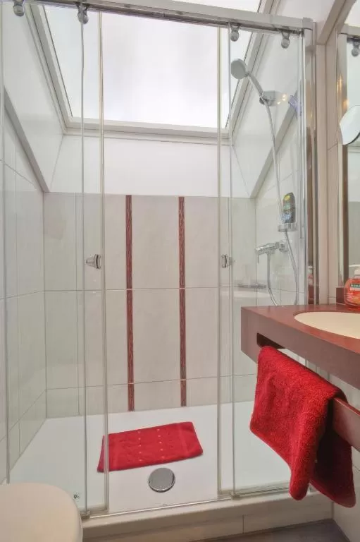 Shower in Hotel Condor